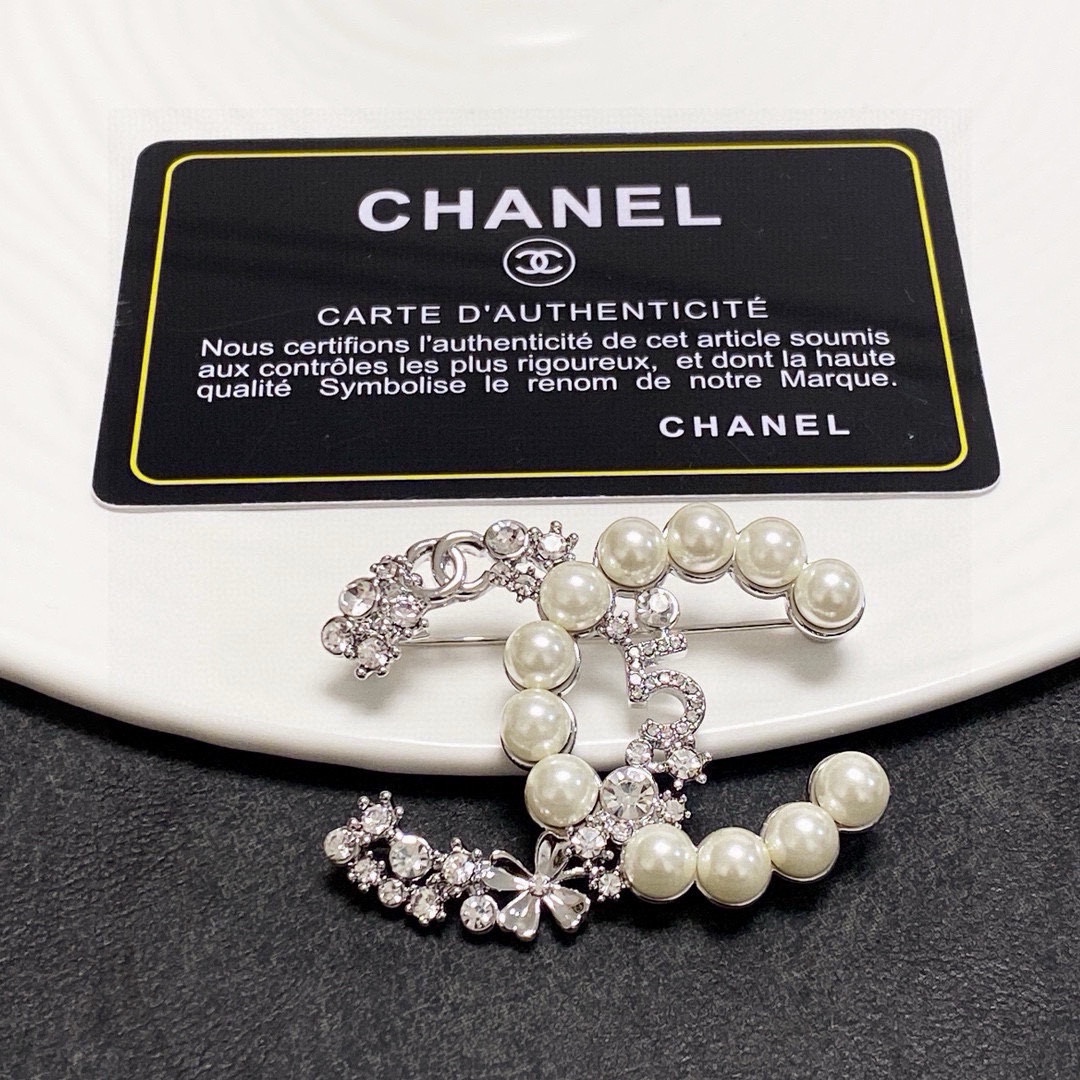 NO:543014,CHANEL Xiaoxiang The counter is equipped with a new Chanel pearl diamond brooch, which is the most familiar with women. Women who devote all their efforts to be themselves often cherish the meaning of the brooch more. Ms. Chanel pinned the brooch on the hat and told those fashionable ladies who imitated her [breasts are very practical, and it can be pinned on the suit collar, pocket, hat, belt or evening gown. The jewelry is fine, chanel, chanel, business suit, brooch, breastpin, hats19860909CHANEL小香 专柜同步上新香奈儿珍珠镶钻胸针,是最懂女人的饰物.那些倾注了全部心血去做自己的女人,往往更珍惜胸针的意义.香奈儿女士把胸针别在帽子上,并告诉那些模仿她的时髦女士们[胸针可是非常实用,它可以别在西装领上、口袋上、帽子上、腰带上或者是晚礼服上,饰品精品,chanel,chanel,business suit,brooch，breastpin,hats,Jewelry
