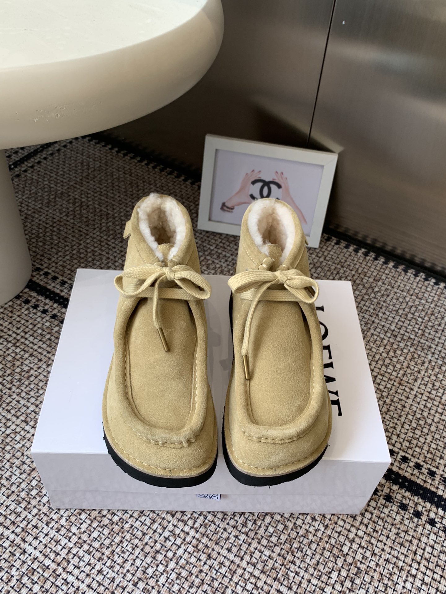 NO:564578,Men's 10 LOEWE 25ss new autumn and winter style, retro British style casual shoes, wool lining, small short boots. This will be the first explosive version to detonate early autumn. It is worth owning. It has unique fashion and trend-leading style. It is highly recommended to stock up. The shoe style has great charm. The leather is soft and comfortable. It is very comfortable on the foot and easy to match. The upper is imported high mercerized cow suede. The inner imported wool outsole is a one-to-one open-molded TPEVA outsole.  Size female 35-41 male 40-45 (female 41, male 45 customized) (female 40 41 male 45 customized non-returnable and non-exchangeable), boots, loewe, loewe, boots19860909男款10 LOEWE 罗意威 25ss秋冬新款 复古英伦风 休闲鞋 羊毛里 小短靴  这将是引爆早秋的第一款爆版 值得拥有 独具时尚潮流领先风格 强烈推荐备货入手 鞋型韵味超赞 皮质柔软舒适度极高 上脚非常舒服而且又好搭配 鞋面进口高丝光牛反绒 内里进口羊毛大底一比一开模TPEVA大底 码数女35-41 男40-45（女41、男45订做） (女40 41 男45定做不退不换),靴子,loewe,loewe,boots,Women's Shoes