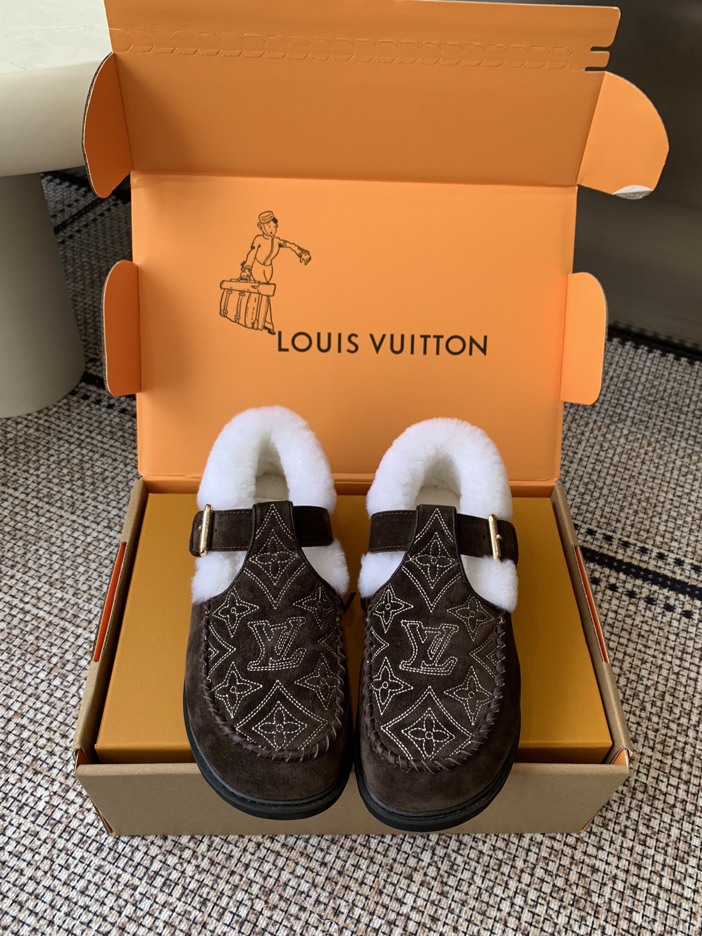 NO:564651,Louis Vuitton Louis Vuitton Colorado Series Plush Mary Jane Shoes Colorado Plush Mary Jane shoes are made of suede cow leather with a velvet texture and are lined with soft and warm shearling. The letter stitching on the upper and the engraved buckle of the adjustable shoelaces enrich the brand details. The lightweight micro outsole completes the trendy style. The fabric is made of original imported first-layer cowhide. The lining is made of wool. The original custom-made non-slip rubber foam outsole  Size 35-39 (40.41 customized, non-refundable), loafers, louis vuitton, louis vuitton, loafers, mary jane, cowhide19860909Louis Vuitton 路易威登 Colorado系列 毛绒 玛丽珍 毛毛鞋 Colorado 毛绒玛丽珍鞋以绒面牛皮革呈现丝绒质感 搭配柔暖羊毛皮内衬 鞋面的 字母缝线和可调节鞋带的铭纹搭扣共同丰富品牌细节 轻盈微型外底完善潮流格调 面料采用原版进口头层牛皮 内里垫脚羊毛 原版定制防滑橡胶发泡大底 码数35-39（40.41定做不退换）,乐福鞋毛毛鞋,louis vuitton,louis vuitton,loafers,mary jane,cowhide,Women's Shoes