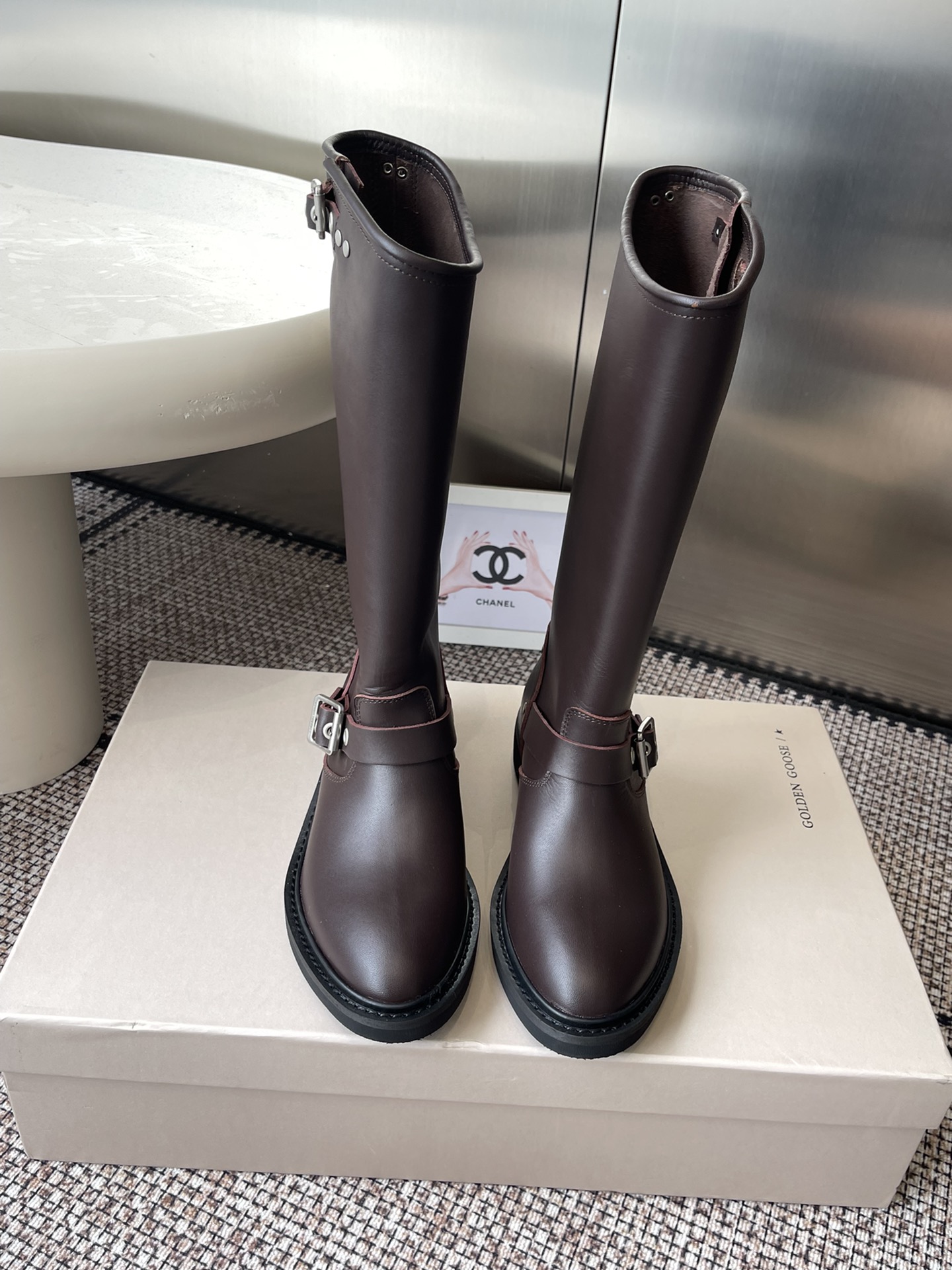 NO:564644,GGDB Golden Goose 25ss new autumn and winter style retro high-heeled knight boots are made of high-quality genuine leather with fine texture and durability. They can show a good luster. They are high knight boots style. The shoe body has metal buckle elements, which adds a retro and cool style. The shoe shape is neat and the boot height is moderate. It has a better modification effect on the leg lines. Pair it with a black leather jacket, black tights, and metallic accessories to create a cool and handsome motorcycle-style look.  The dark brown model can be paired with plaid suits and high-waisted straight jeans to create a retro and modern atmosphere. Imported first-layer calfskin on the upper, cowhide leather on the lining. Original open-molded rubber sole + genuine leather welt combination outsole. Size 35-40 (custom-made 40 non-refundable), boots, boots, jeans, jackets &   coats, business suit, cowhide19860909GGDB Golden Goose 25ss秋冬新款 复古长筒靴骑士靴 采用优质真皮制作 质感细腻且耐用 能呈现出良好的光泽感 属于高筒骑士靴款式 鞋身带有金属扣饰元素 增添了复古与酷感风格 鞋型利落 靴筒高度适中 对腿部线条有较好的修饰作用 搭配黑色皮夹克 黑色紧身裤 再配上金属质感的配饰 打造出机车风的酷帅造型 深棕色款可搭配格纹西装 高腰直筒牛仔裤 营造出复古摩登的氛围 鞋面进口头层小牛皮 内里牛皮 原版开模橡胶底+真皮沿条组合大底 码数35-40（40定做不退换）,靴子,boots,jeans,jackets & coats,business suit,cowhide,Women's Shoes