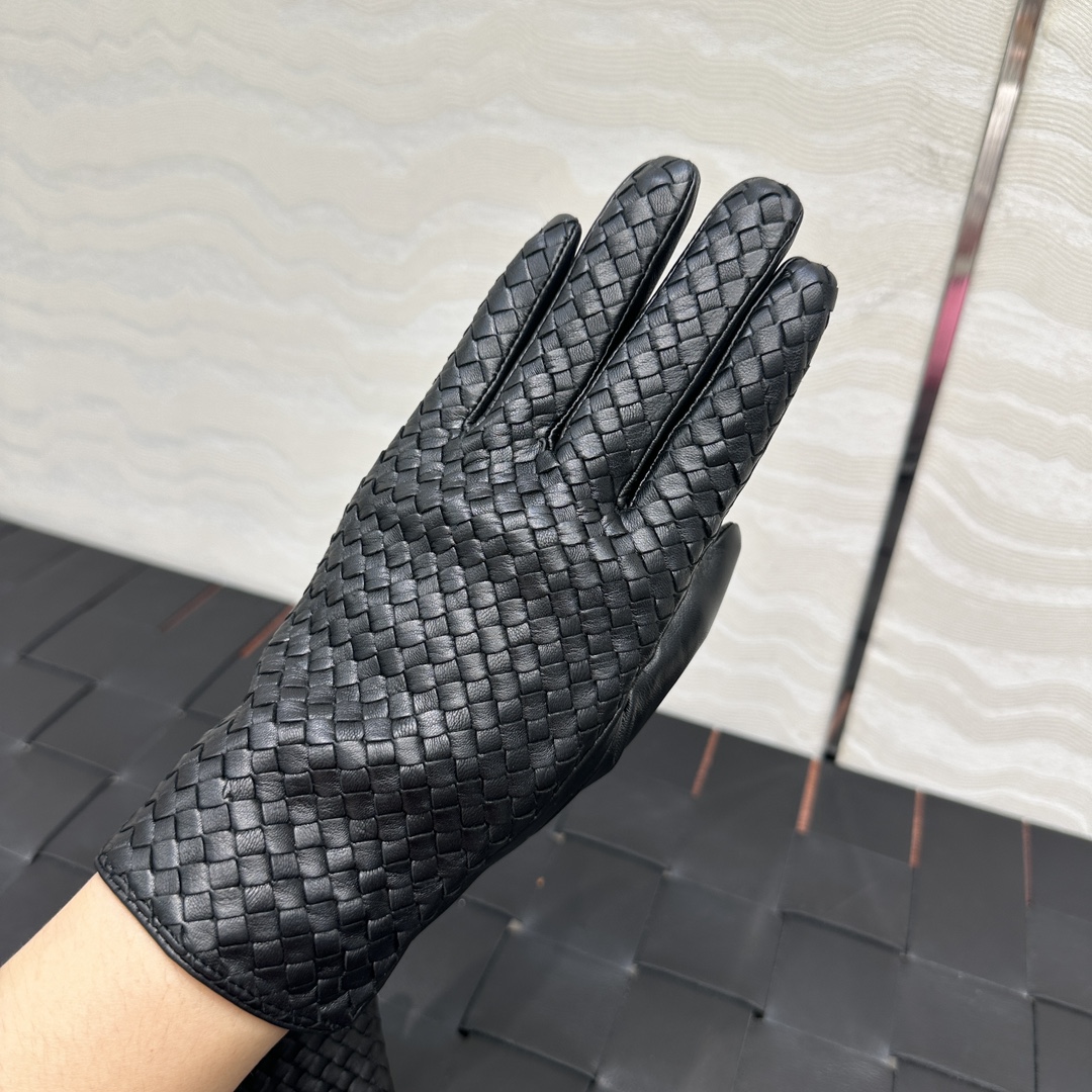 暖心又暖身的礼物来啦🎁自留款推荐独家首发❤️原单品质！时髦精必备单品！BV手工编织小羊皮手套！真的绝好看