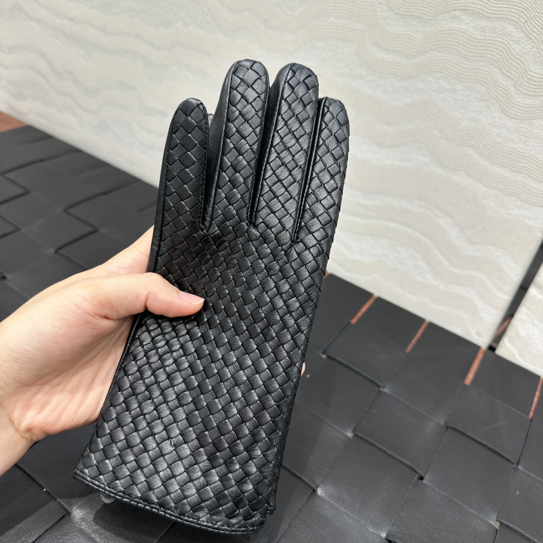 暖心又暖身的礼物来啦🎁自留款推荐独家首发❤️原单品质！时髦精必备单品！BV手工编织小羊皮手套！真的绝好看