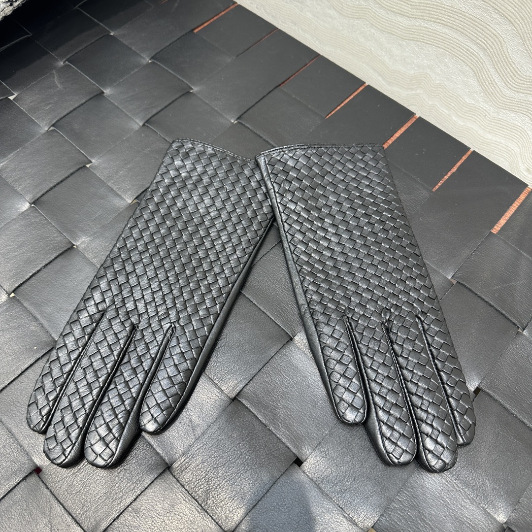 暖心又暖身的礼物来啦🎁自留款推荐独家首发❤️原单品质！时髦精必备单品！BV手工编织小羊皮手套！真的绝好看