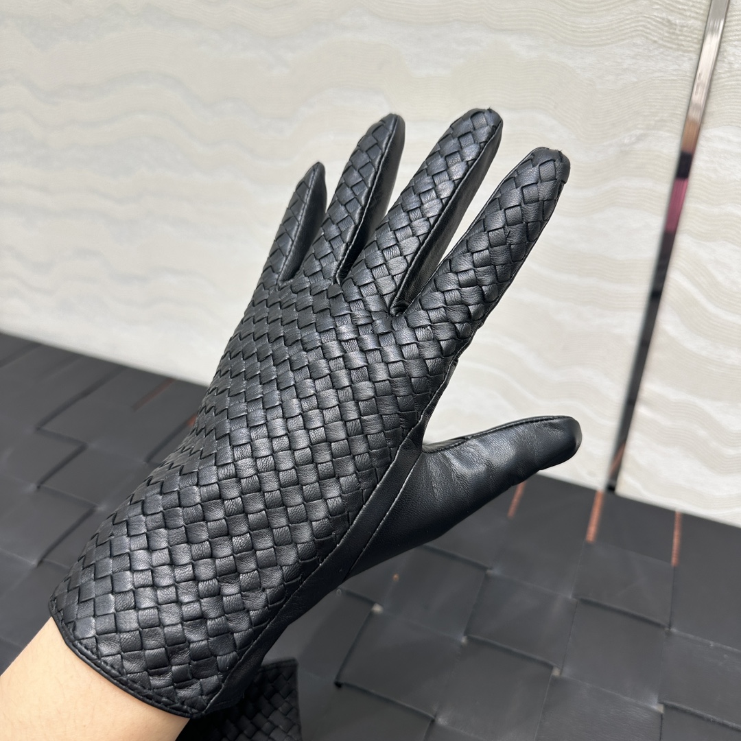 暖心又暖身的礼物来啦🎁自留款推荐独家首发❤️原单品质！时髦精必备单品！BV手工编织小羊皮手套！真的绝好看