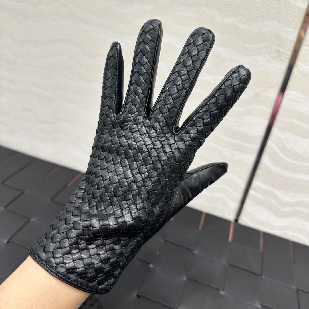 暖心又暖身的礼物来啦🎁自留款推荐独家首发❤️原单品质！时髦精必备单品！BV手工编织小羊皮手套！真的绝好看