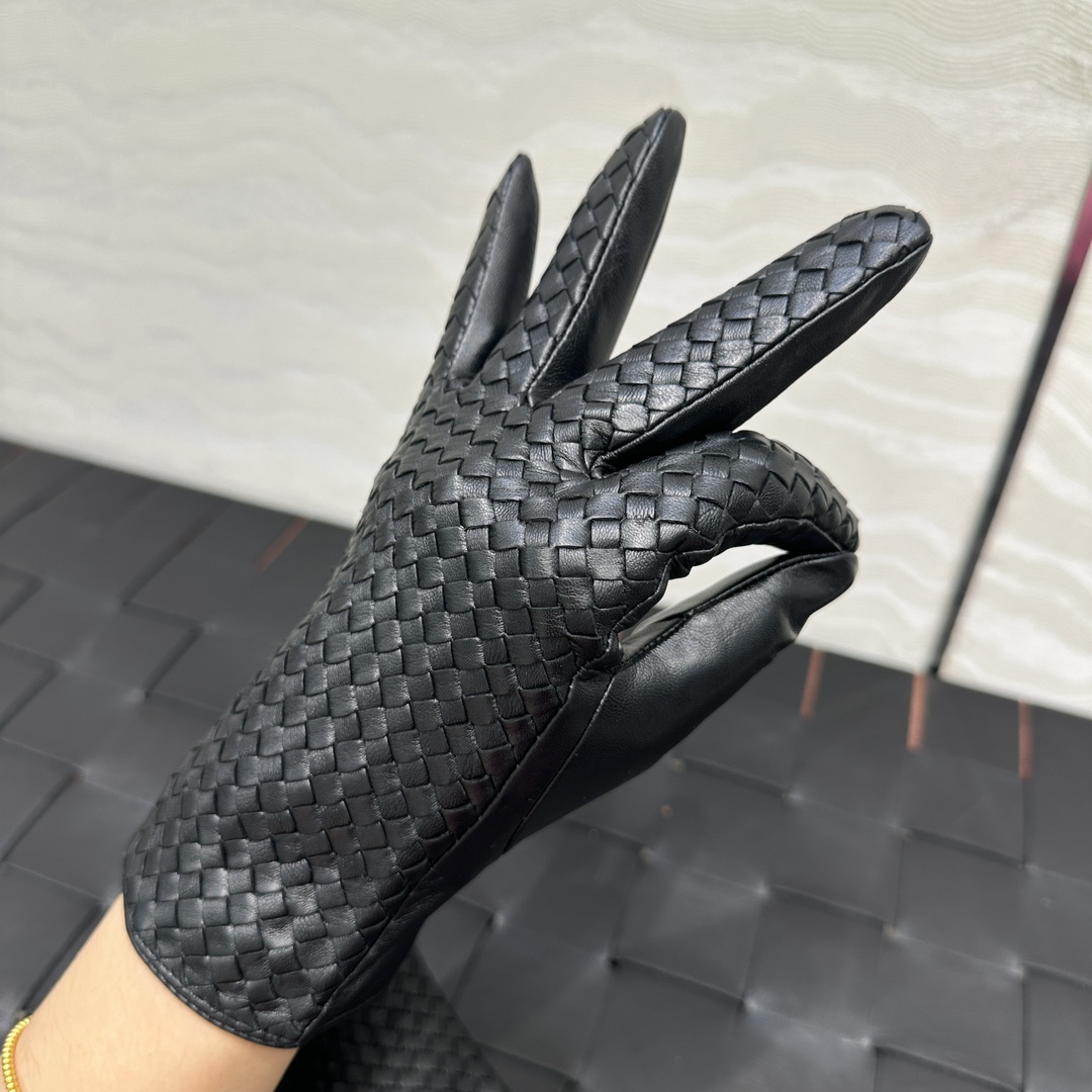 暖心又暖身的礼物来啦🎁自留款推荐独家首发❤️原单品质！时髦精必备单品！BV手工编织小羊皮手套！真的绝好看