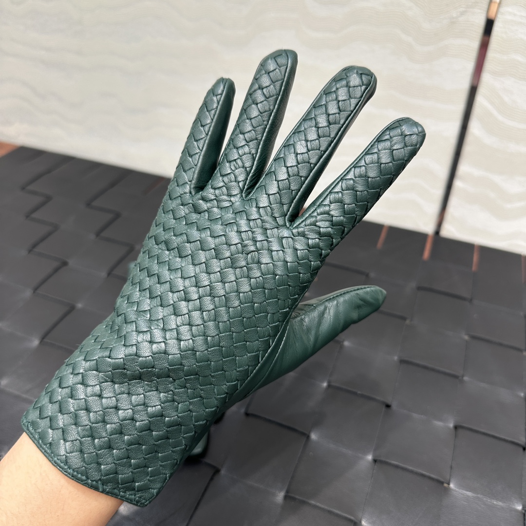 暖心又暖身的礼物来啦🎁自留款推荐独家首发❤️原单品质！时髦精必备单品！BV手工编织小羊皮手套！真的绝好看