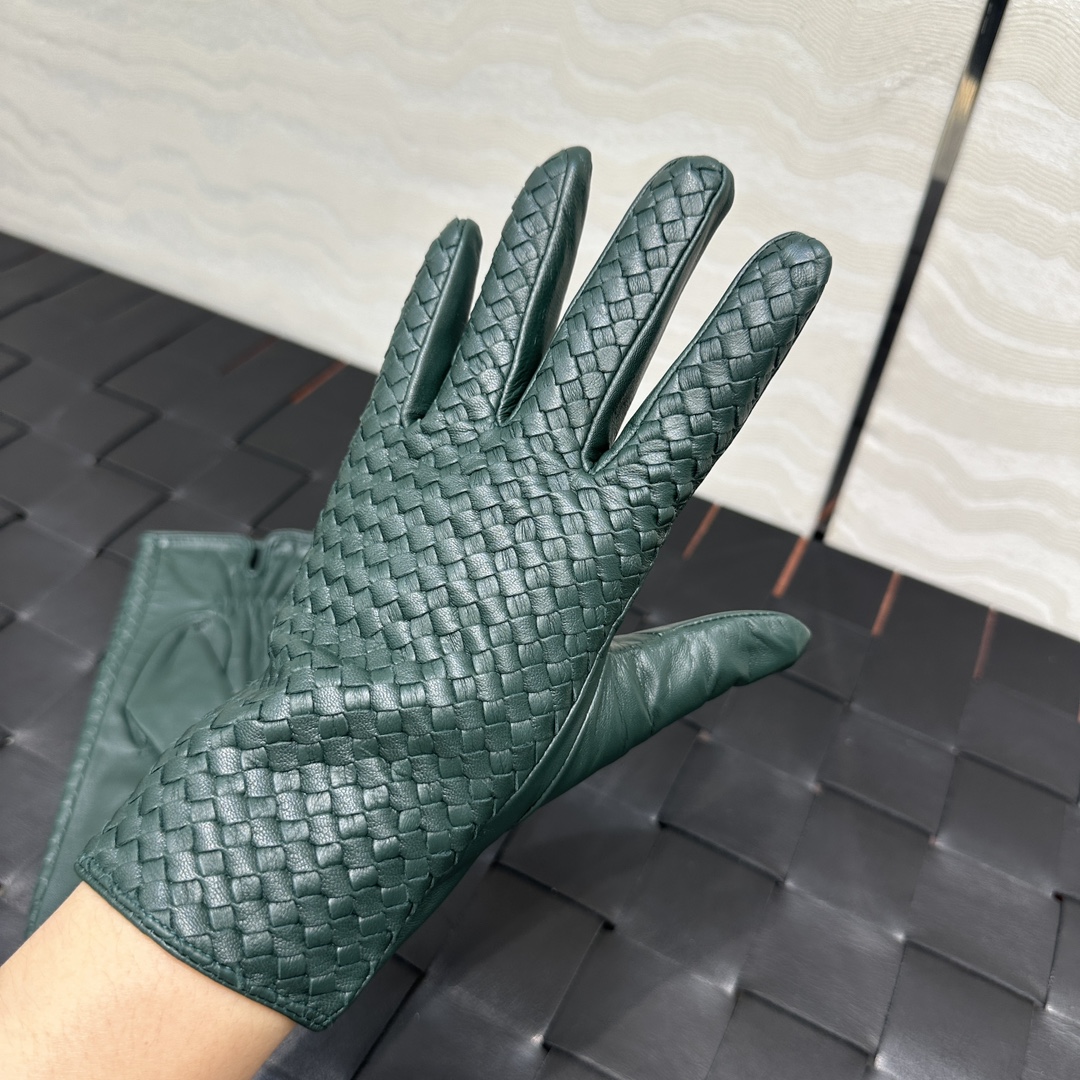 暖心又暖身的礼物来啦🎁自留款推荐独家首发❤️原单品质！时髦精必备单品！BV手工编织小羊皮手套！真的绝好看