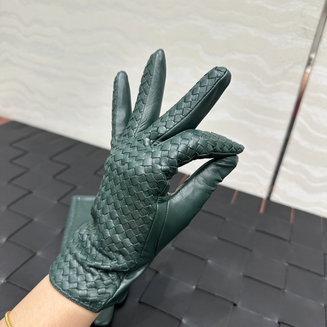 暖心又暖身的礼物来啦🎁自留款推荐独家首发❤️原单品质！时髦精必备单品！BV手工编织小羊皮手套！真的绝好看