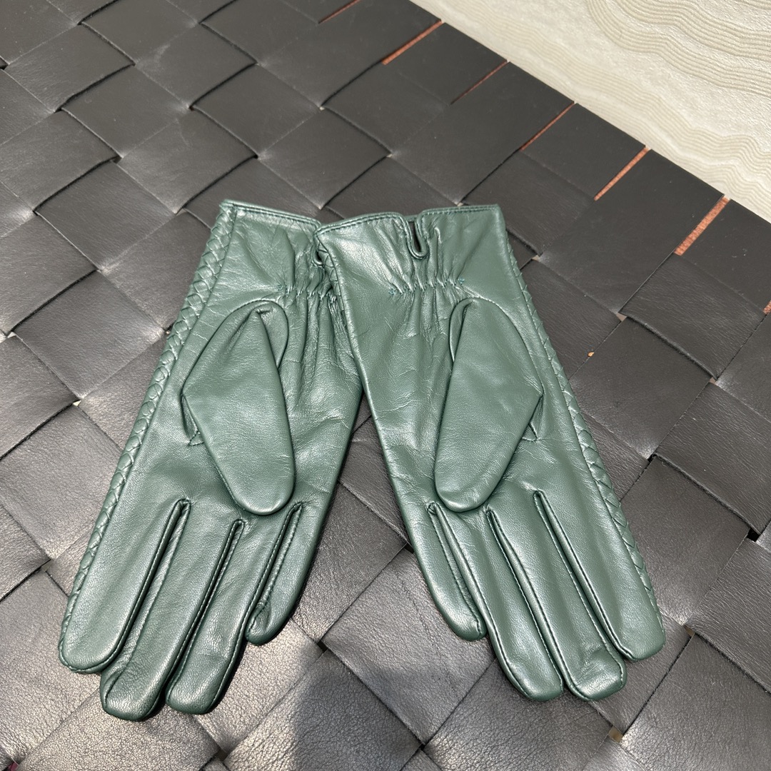 暖心又暖身的礼物来啦🎁自留款推荐独家首发❤️原单品质！时髦精必备单品！BV手工编织小羊皮手套！真的绝好看