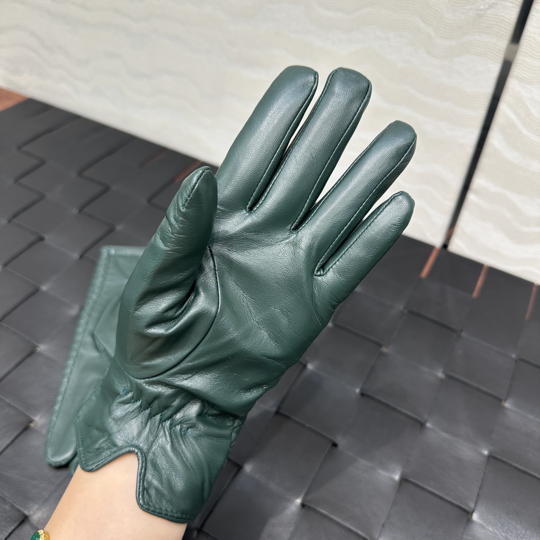 暖心又暖身的礼物来啦🎁自留款推荐独家首发❤️原单品质！时髦精必备单品！BV手工编织小羊皮手套！真的绝好看