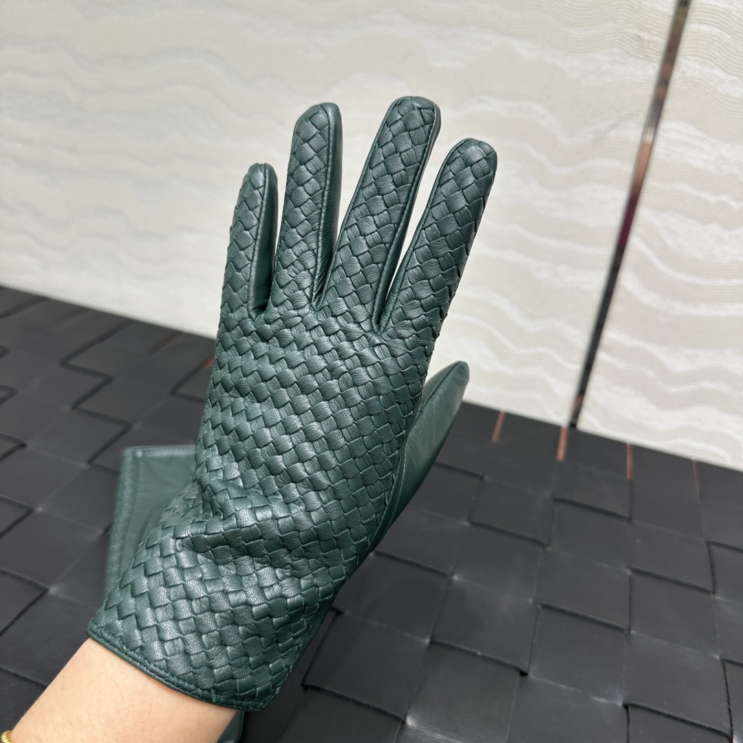 暖心又暖身的礼物来啦🎁自留款推荐独家首发❤️原单品质！时髦精必备单品！BV手工编织小羊皮手套！真的绝好看