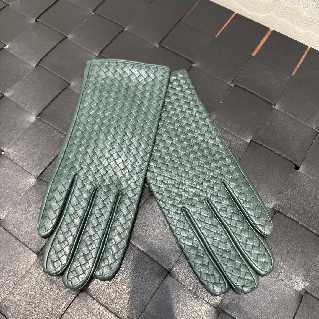 暖心又暖身的礼物来啦🎁自留款推荐独家首发❤️原单品质！时髦精必备单品！BV手工编织小羊皮手套！真的绝好看