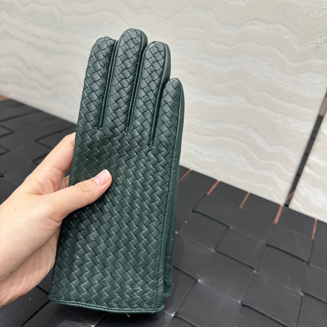 暖心又暖身的礼物来啦🎁自留款推荐独家首发❤️原单品质！时髦精必备单品！BV手工编织小羊皮手套！真的绝好看