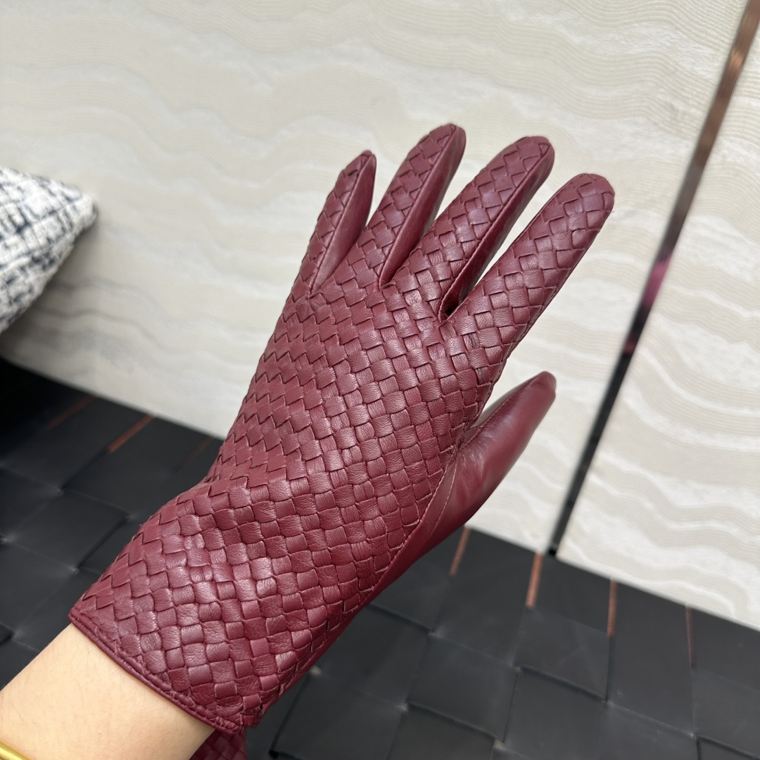 暖心又暖身的礼物来啦🎁自留款推荐独家首发❤️原单品质！时髦精必备单品！BV手工编织小羊皮手套！真的绝好看
