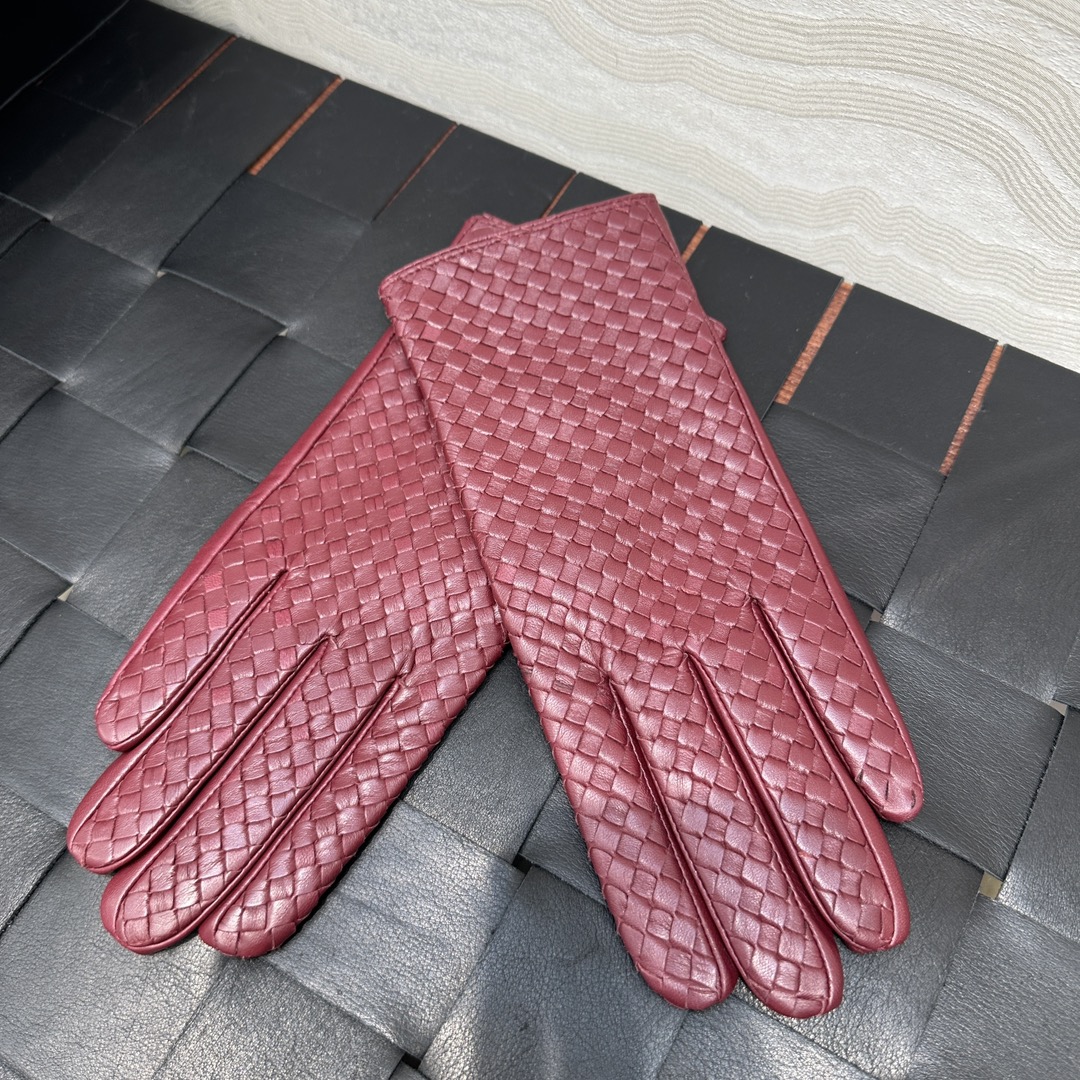 暖心又暖身的礼物来啦🎁自留款推荐独家首发❤️原单品质！时髦精必备单品！BV手工编织小羊皮手套！真的绝好看