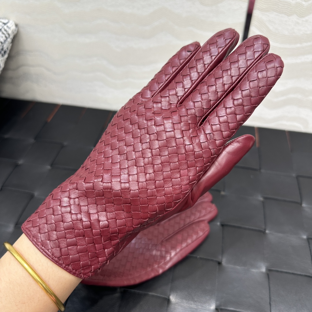 暖心又暖身的礼物来啦🎁自留款推荐独家首发❤️原单品质！时髦精必备单品！BV手工编织小羊皮手套！真的绝好看