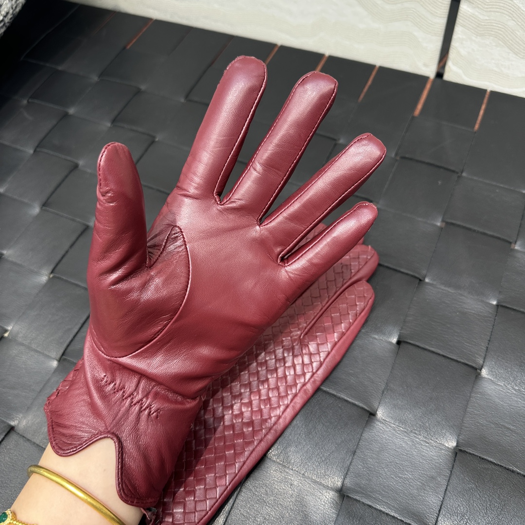 暖心又暖身的礼物来啦🎁自留款推荐独家首发❤️原单品质！时髦精必备单品！BV手工编织小羊皮手套！真的绝好看