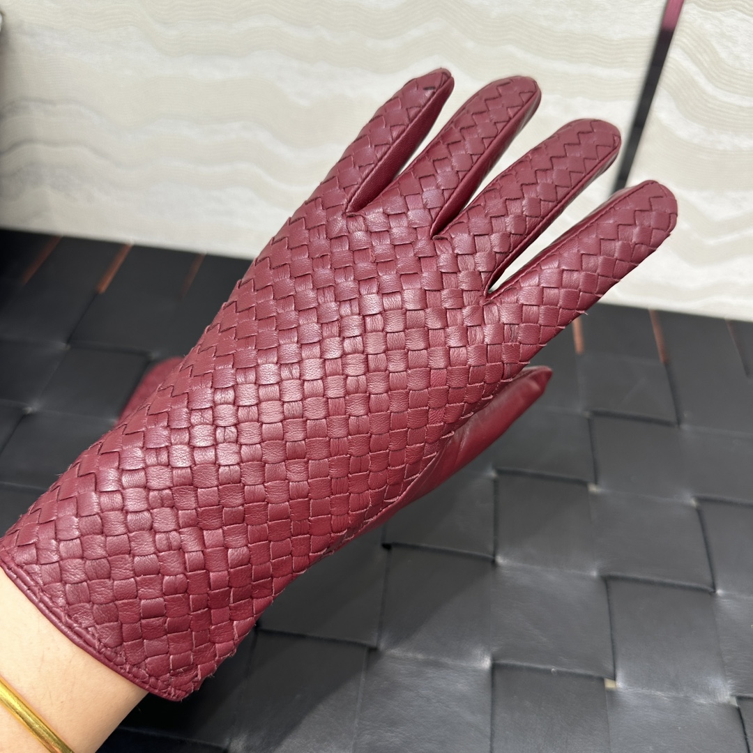 暖心又暖身的礼物来啦🎁自留款推荐独家首发❤️原单品质！时髦精必备单品！BV手工编织小羊皮手套！真的绝好看