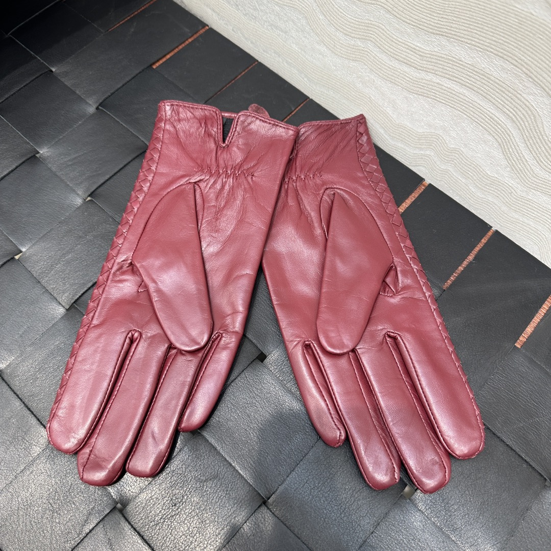 暖心又暖身的礼物来啦🎁自留款推荐独家首发❤️原单品质！时髦精必备单品！BV手工编织小羊皮手套！真的绝好看