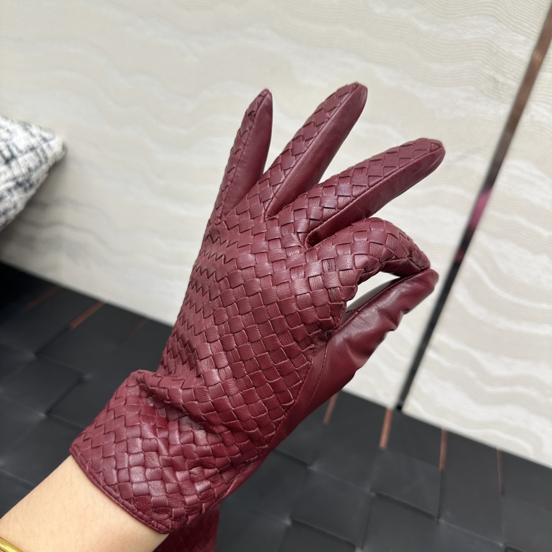 暖心又暖身的礼物来啦🎁自留款推荐独家首发❤️原单品质！时髦精必备单品！BV手工编织小羊皮手套！真的绝好看
