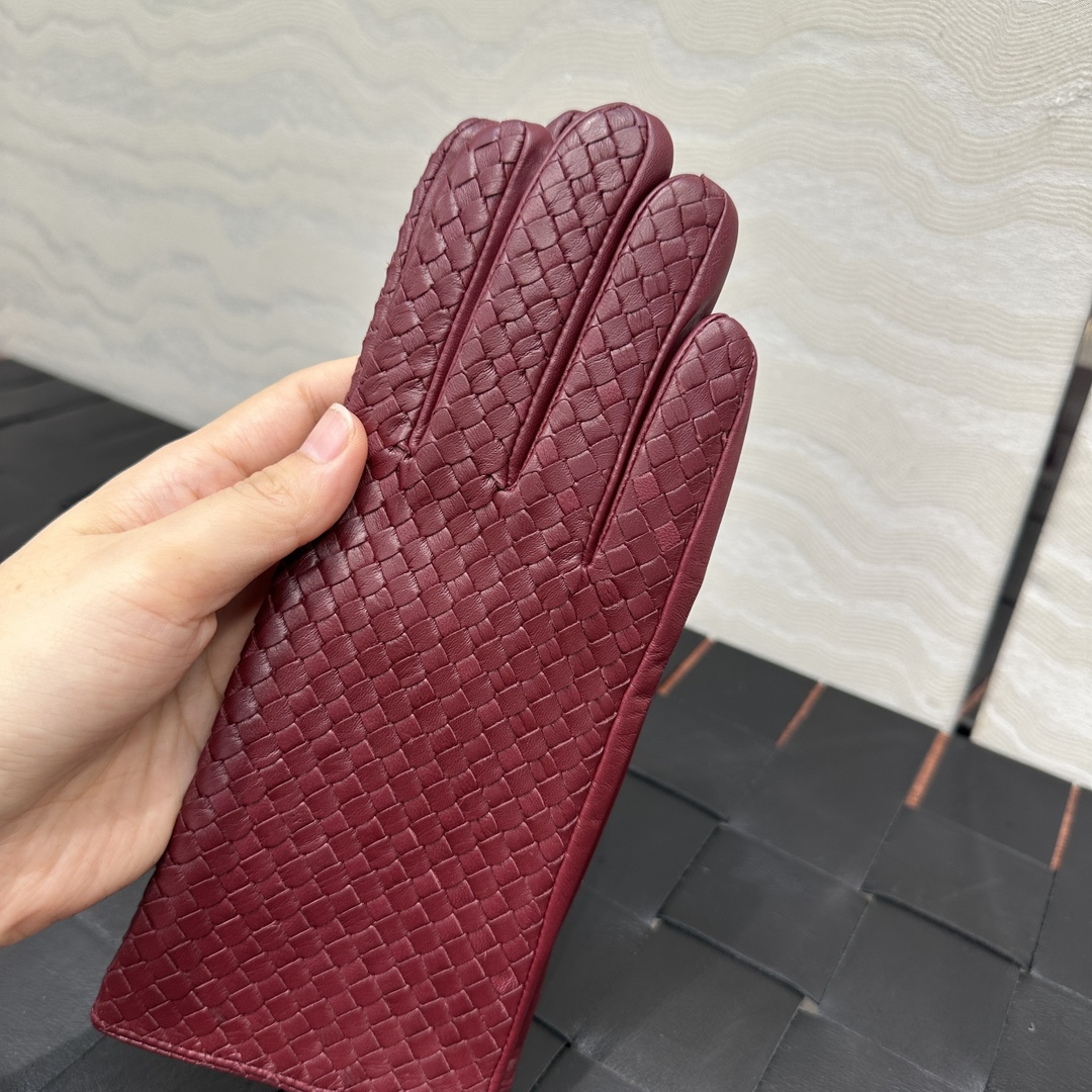 暖心又暖身的礼物来啦🎁自留款推荐独家首发❤️原单品质！时髦精必备单品！BV手工编织小羊皮手套！真的绝好看