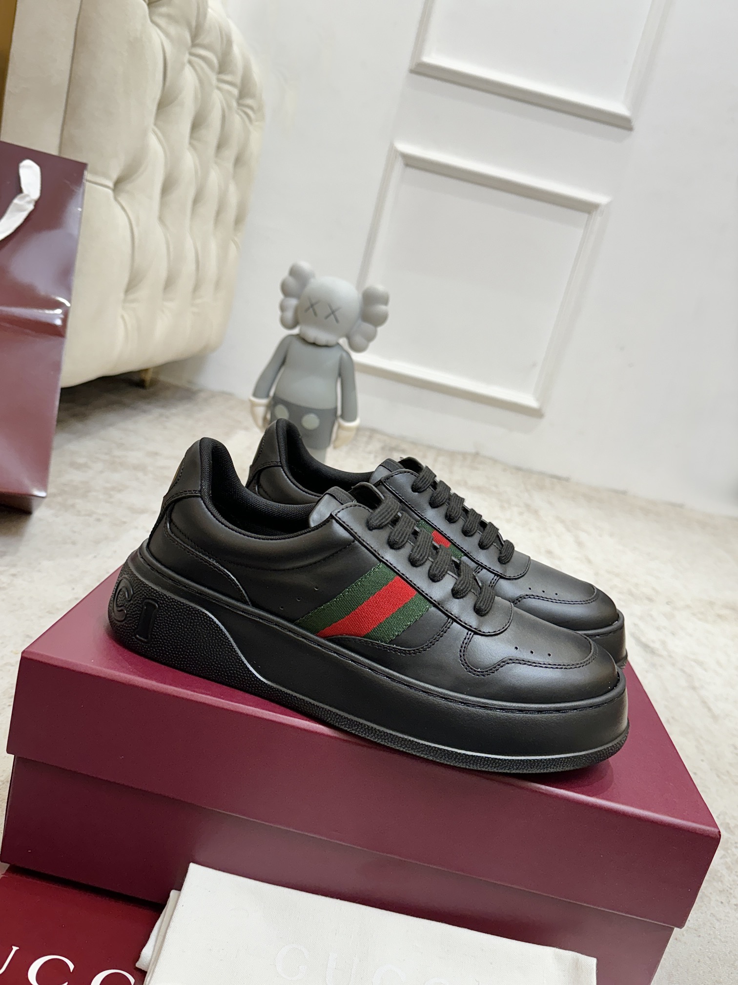 NO:545418,Women and men are first released on the entire network. Gucci white shoes, original copy of the purchasing agent version, one to one, opening the mold IP lightweight bottom!  Upper calfskin, inner water dyed sheepskin, footbed cowhide full packaging Highest version Size: Women 35-40 Men 39-45, casual shoes/sports shoes, gucci, sneakers, cowhide, sheepskin19860909女男 全网首发 Gucci小白鞋,代购版原版复刻一比一开模IP轻料底！鞋面小牛皮,内里水染羊皮,垫脚牛皮全套包装 最高版本 码数:女35-40 男39-45,休闲鞋/运动鞋,gucci,sneakers,cowhide,sheepskin,Women's Shoes