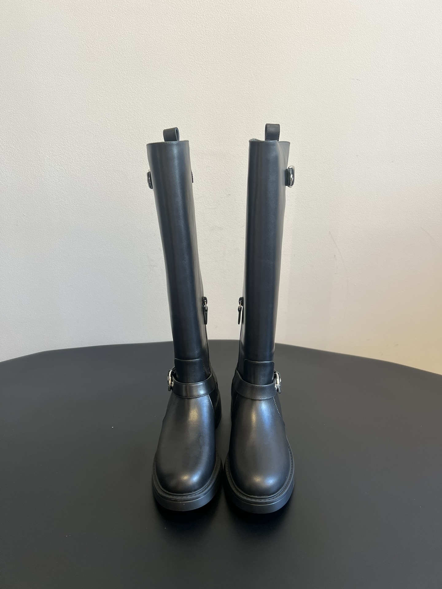 NO:563443,Made in Guangdong, StuartWeitzma* SW5050 round-toe long knight boots are made of smooth leather material with fine texture and luster. They are available in two classic tones of black and dark brown. They are versatile in style and full of high-end texture.  Dark brown boots paired with gray suit pants and a beige turtleneck are elegant and capable, and can enhance the sophistication and professionalism of workplace wear. Black boots paired with a plaid pleated skirt and a white shirt combine retro charm and college style, suitable for creating a youthful and fashionable look. Cowhide upper, sheepskin lining, outsole, IP foam sole size 35-40 (40 customization is non-refundable, boots, stuart  weitzman,boots,skirts,sweaters,shirts,business suit,cowhide,sheepskin19860909莞产 StuartWeitzma* SW5050圆头长筒骑士靴 采用光滑的皮革材质,质感细腻且富有光泽,呈现出黑色和深棕色两种经典色调,风格百搭且尽显高级质感. 深棕色长筒靴搭配灰色西装裤和米色高领毛衣,优雅干练,能提升职场穿搭的精致感与专业度.黑色长筒靴搭配格纹百褶裙和白色衬衫,复古韵味与学院风结合,适合打造青春时尚的造型. 鞋面牛皮 内里羊皮 大底IP发泡底 size35-40（40定制不退换,靴子,stuart weitzman,boots,skirts,sweaters,shirts,business suit,cowhide,sheepskin,Women's Shoes