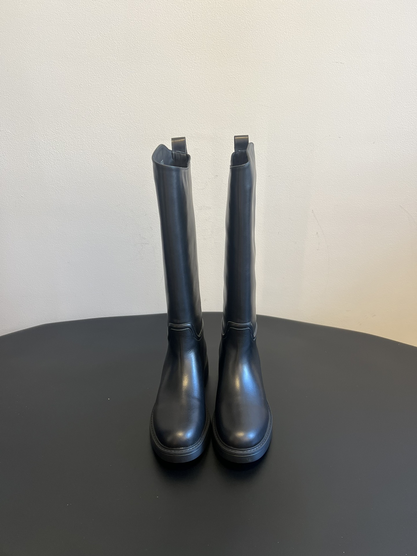 NO:615298,The original-grade StuartWeitzma* SW5050 round-toe knight boots made in Dongguan are made of smooth leather, with a fine and shiny texture. They are available in two classic colors, dark brown and black. The style is versatile and can highlight the quality. The round-toe style fits the contour of the foot, is comfortable to wear and shows the round shape of the foot; the heel is designed with a low thick heel, which not only ensures comfort, but also adds a sense of stability. The detailed design of the boot shaft is unique, which enhances the recognition of the shoe.  Material: cowhide, sheepskin lining, outsole, IP foam sole, size 35-40 (40 customized, non-refundable), boots, stuart weitzman, boots, cowhide, sheepskin19860909莞产原厂级 StuartWeitzma* SW5050圆头长筒骑士靴 采用光滑的皮革材质,质感细腻且富有光泽感,有深棕色和黑色两种经典色调,风格百搭且能凸显品质感. 圆头款式贴合脚部轮廓,穿着舒适且显脚型圆润；鞋跟为低粗跟设计,在保证舒适度的同时,也增添了一丝稳重感.靴筒处的细节设计独特,提升了鞋子的辨识度. 材质牛皮 内里羊皮 大底IP发泡底 size35-40（40定制不退换）,靴子,stuart weitzman,boots,cowhide,sheepskin,Women's Shoes