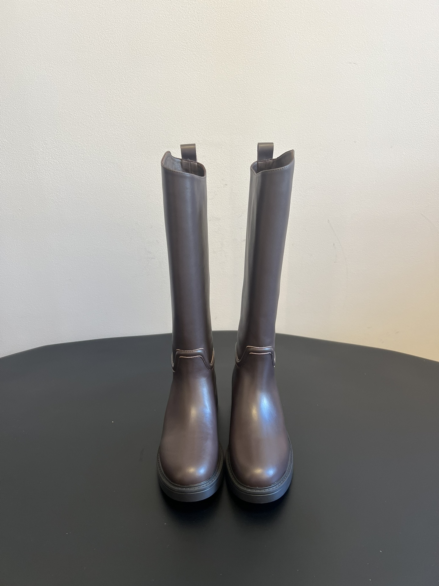 NO:563456,Made in Guangzhou, StuartWeitzma* SW5050 round-toe cavalier boots are made of smooth leather, with a fine and glossy texture. They are available in two classic tones, dark brown and black. The style is versatile and can highlight the sense of quality. The round-toe style fits the contours of the foot, is comfortable to wear and shows the rounded shape of the foot; the heel is designed with a low thick heel, which ensures comfort while also adding a sense of stability. The details on the boot shaft are uniquely designed, which enhances the recognition of the shoe. Material cowhide  Sheepskin lining, outsole, IP foam sole, size 35-40 (40 customized, non-returnable, boots, stuart weitzman, boots, cowhide, sheepskin19860909莞产 StuartWeitzma* SW5050圆头长筒骑士靴 采用光滑的皮革材质,质感细腻且富有光泽感,有深棕色和黑色两种经典色调,风格百搭且能凸显品质感. 圆头款式贴合脚部轮廓,穿着舒适且显脚型圆润；鞋跟为低粗跟设计,在保证舒适度的同时,也增添了一丝稳重感.靴筒处的细节设计独特,提升了鞋子的辨识度. 材质牛皮 内里羊皮 大底IP发泡底 size35-40（40定制不退换,靴子,stuart weitzman,boots,cowhide,sheepskin,Women's Shoes