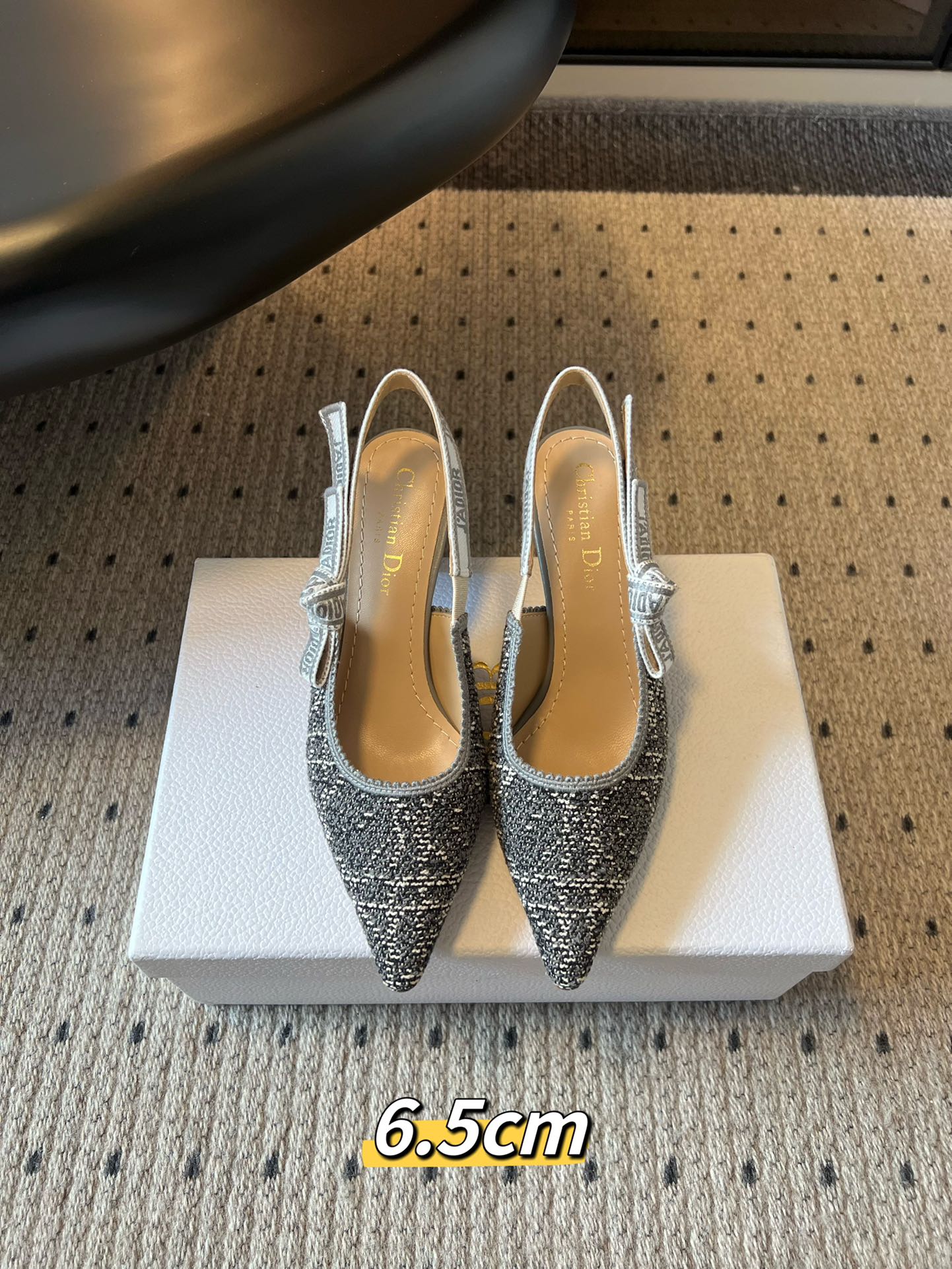 NO:563457,Top quality Dio* classic bow pumps. An epitome of Dior savoir-faire. Crafted with black and white embroidery. Two-tone J’Adior embroidered strap embellished with a flat bow. Finished with two-tone J’Adior signature embroidered strap, bow and 1.0 cm, 6.5 cm and 10 cm kitten heels. Sophisticated and elegant. Two-tone cotton J’Adior  Embroidered ribbon flat bow shallow design with zigzag edge leather sole decorated with Christian Dior's lucky star symbol. Upper embroidery / cloth lining cowhide leather outsole leather outsole size 35-41, high heels sandals, dior, sandals, high heels, cowhide, Leather soles19860909顶级品质 Dio* 经典款蝴蝶结高跟鞋 彰显 Dior 精湛工艺的典范之作.采用黑白刺绣精心制作.双色 J’Adior 刺绣饰带点缀以扁平蝴蝶结.搭配双色 J’Adior 标志刺绣饰带、蝴蝶结和 1.0 厘米、6.5 厘米 和 10 厘米小猫跟 精致高雅. 双色棉质 J‘Adior 刺绣饰带扁平蝴蝶结浅口设计搭配锯齿形边缘皮革鞋底饰以 Christian Dior 的幸运星符号. 鞋面刺绣/布面 内里牛皮 大底真皮大底 size35-41,高跟鞋凉鞋,dior,sandals,high heels,cowhide,Leather soles,Women's Shoes