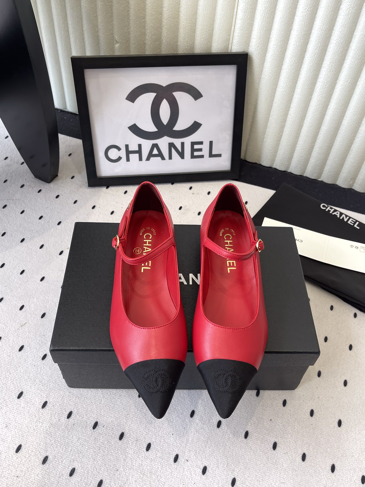 NO:545843,Chanel's new Mary Jane flat-sole shoes, high-version shipment, a model that can be purchased at a glance, very French retro feel, original mixed-bred sheepskin, inner mixed-bred sheepskin, original mold button, Italian original leather outsole Size35-39 (40.41 fixed), Mary Jane, chanel, mary jane, sheepskin, Leather soles19860909Chanel新款玛丽珍平底单鞋 高版本出货 一眼入手的款 很法式复古的感觉 鞋面原版混种羊皮 内里混种羊皮 原版开模扣子 意大利原版真皮大底 Size35-39（40.41定）,玛丽珍,chanel,mary jane,sheepskin,Leather soles,Women's Shoes