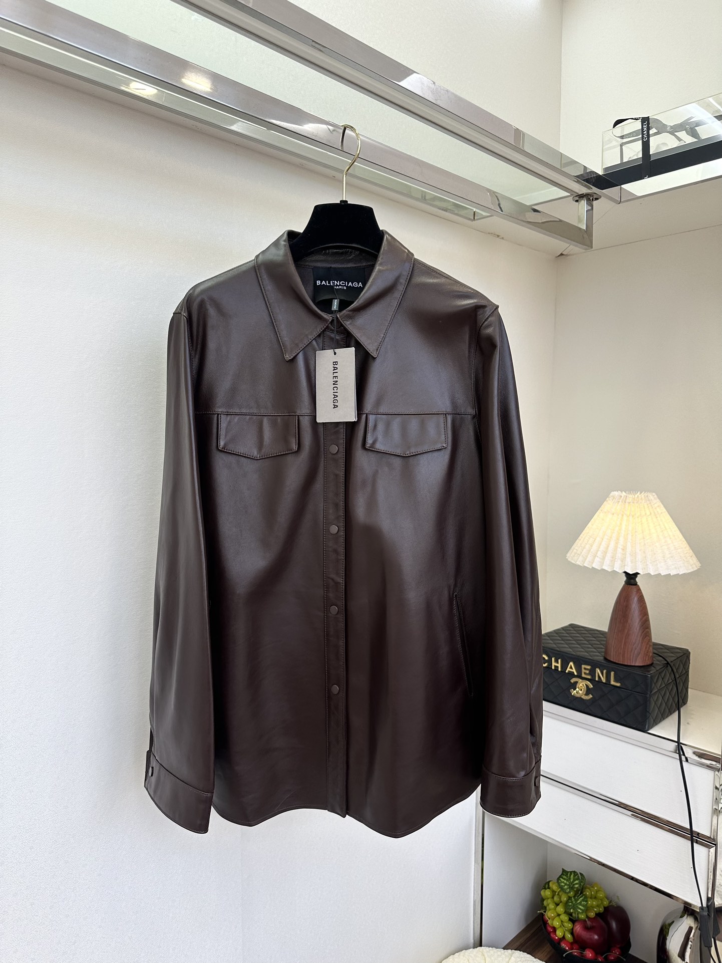 NO:676872,25 F Boyfriend style lapel leather shirt, made of imported sheepskin, cool and sassy ●SIZE s m l ●, Balenciaga-clothing, balenciaga, sheepskin,1986090925 F 男友风翻领皮衬衣 采用进口绵羊皮 又酷又飒 ●SIZE s m l ●,巴黎世家-服装,balenciaga,sheepskin,,Women's clothing