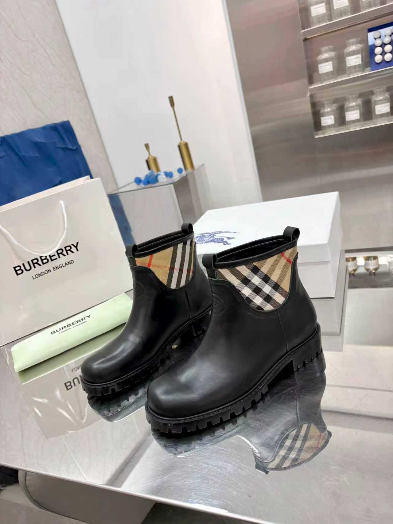 NO:545975,New style - BURBER*Y counter is designed by famous teachers. It is matched with the unique plaid style of Bajia. The upper is top-quality cowhide + sheepskin inner sheepskin footbed, which is definitely a fashion-leading fashion element this year. It continues the classic style design. It looks good no matter how you match it. It adheres to its usual cool style~ let you wear it with style!  The handsome and versatile model is also very delicate. What reason do you have to buy a pair quickly?  Agents quickly change the picture!  Turning pictures will explode!  !  !  !  35-42 (34.35.40.41.42 No return or exchange), boots, burberry, burberry, boots, cowhide, sheepskin19860909新款-- BURBER*Y专柜主打款、出自名师设计. 搭配巴家独有的格子风格 鞋面采用顶级牛皮+羊皮内里 羊皮垫脚, 绝对是今年引领时尚的流行元素 同时延续了经典款式的设计, 无论怎么搭都好看 秉承了其一贯酷酷的风格～让你怎么穿都有型！上脚帅气百搭款哦还非常秀气你还有什么理由不赶快购置一双！代理们速速转图！转图必爆！！！！码数35-42(34.35.40.41.42不退换),靴子,burberry,burberry,boots,cowhide,sheepskin,Women's Shoes