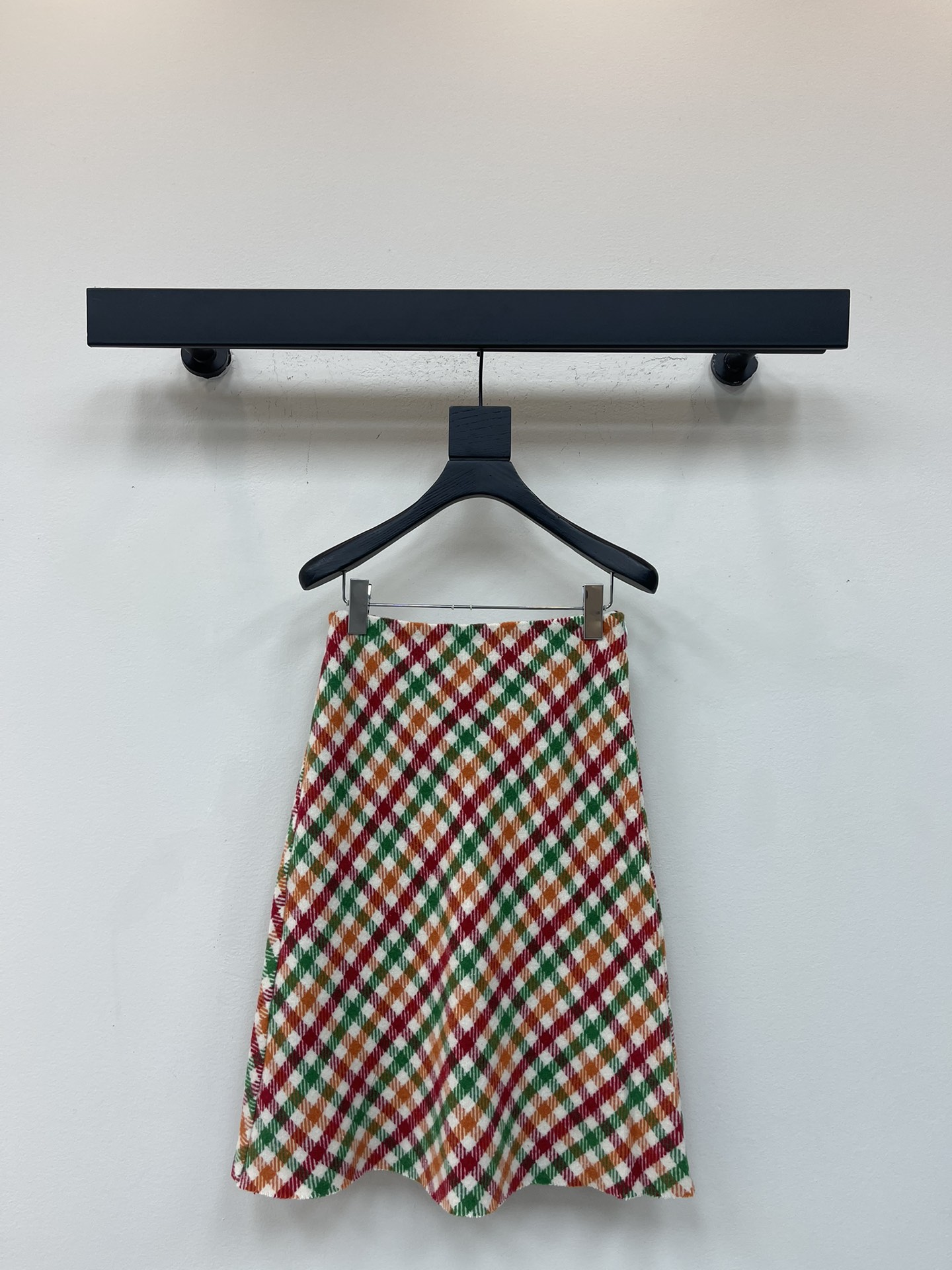 NO:548982,The MIU show wool plaid skirt is so stunning!  It really is a perfect combination of 'practical and gorgeous'. The fabric is a super comfortable wool blend. Warm tones of red, green and orange plaids are intertwined on a white base. The twill design is super layered and not boring at all~ The mid-length straight version super flatters the leg shape. It makes you look slimmer and taller, and can be easily managed by small people. The collocation is inspired by the purple turtleneck on the show, but I prefer to layer it with a pink T-lamb wool coat on a daily basis. It is sweet and cool, retro and fashionable!  !  Whether you are commuting or dating, you can wear different styles SML,,miumiu,skirts,jackets & coats,alexander wang19860909MIU秀款羊毛格纹半身裙也太绝了吧！ 真的是把“实用与华丽”完美结合 面料是超舒服的羊毛混纺 暖调红、绿、橙格纹交织在白色基底上 斜纹设计超有层次感 一点都不沉闷～ 中长直筒版型超级修饰腿型 显瘦又显高 小个子也能轻松驾驭 搭配灵感来自秀场紫色高领衫 但我日常更爱用它叠穿粉色T羊羔毛外套 甜中带酷 复古又时髦！！ 不管是通勤还是约会都能穿出不同风格 SML,,miumiu,skirts,jackets & coats,alexander wang,Women's clothing
