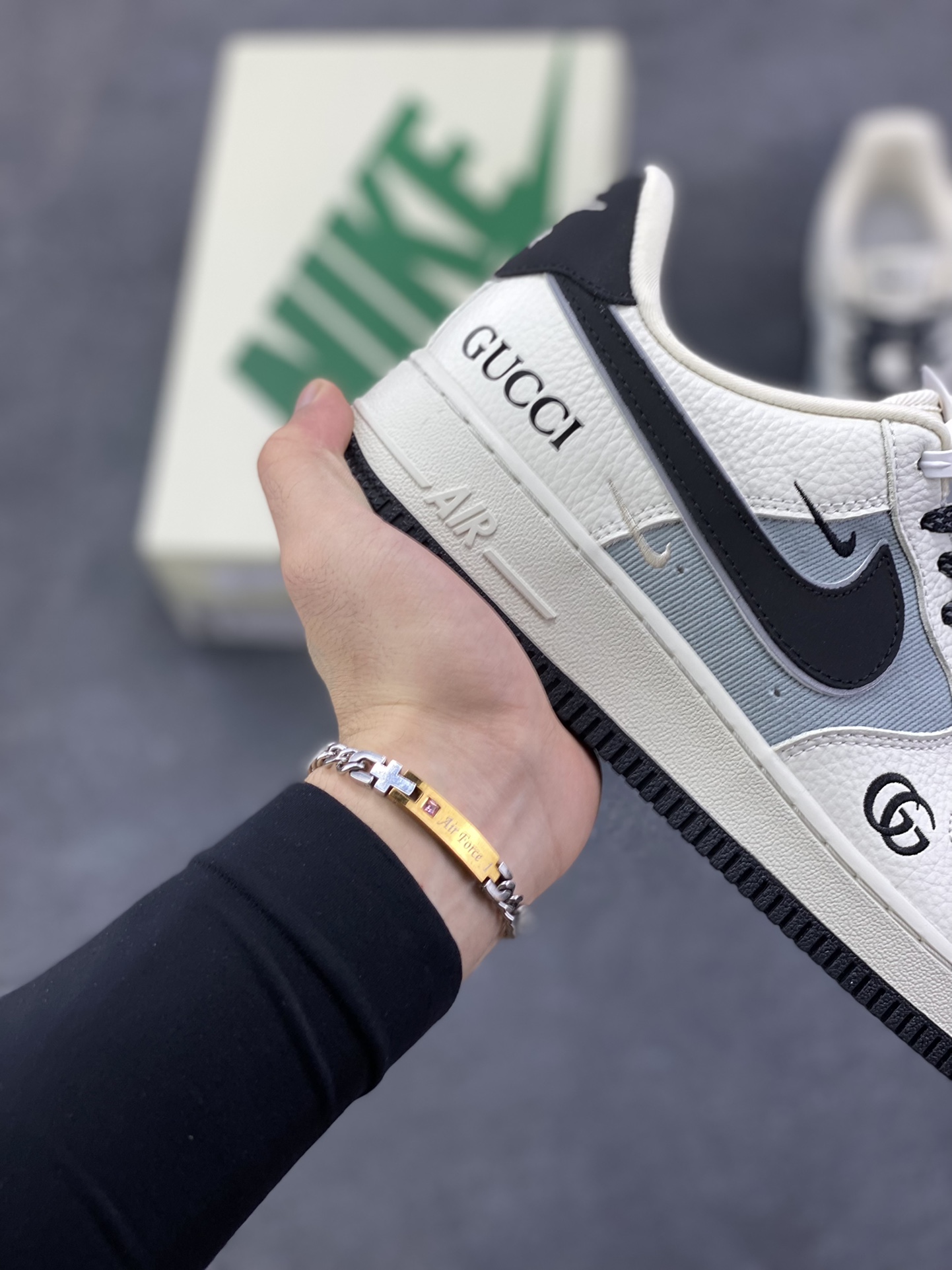 图片[6]-NIke Air Force 1 \’07 Low GUCCI 联名–白灰黑空军一号低帮 运动鞋 休闲鞋 折边针车 防水帆布 工艺难度大 原楦头原纸板 高端定制鞋盒 原厂鞋底 超高清洁度 细节完美 货号：YF9511-808 尺码：36 36.5 37.5 38 38.5 39 40 40.5 41 42 42.5 43 44 44.5 45-选品中心
