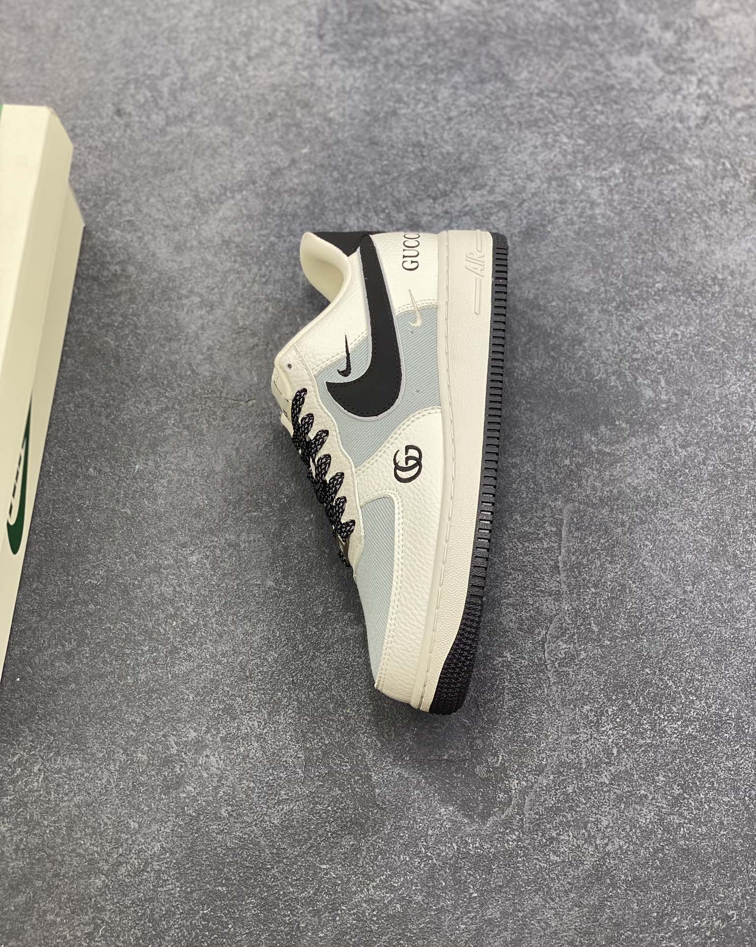 图片[7]-NIke Air Force 1 \’07 Low GUCCI 联名–白灰黑空军一号低帮 运动鞋 休闲鞋 折边针车 防水帆布 工艺难度大 原楦头原纸板 高端定制鞋盒 原厂鞋底 超高清洁度 细节完美 货号：YF9511-808 尺码：36 36.5 37.5 38 38.5 39 40 40.5 41 42 42.5 43 44 44.5 45-选品中心