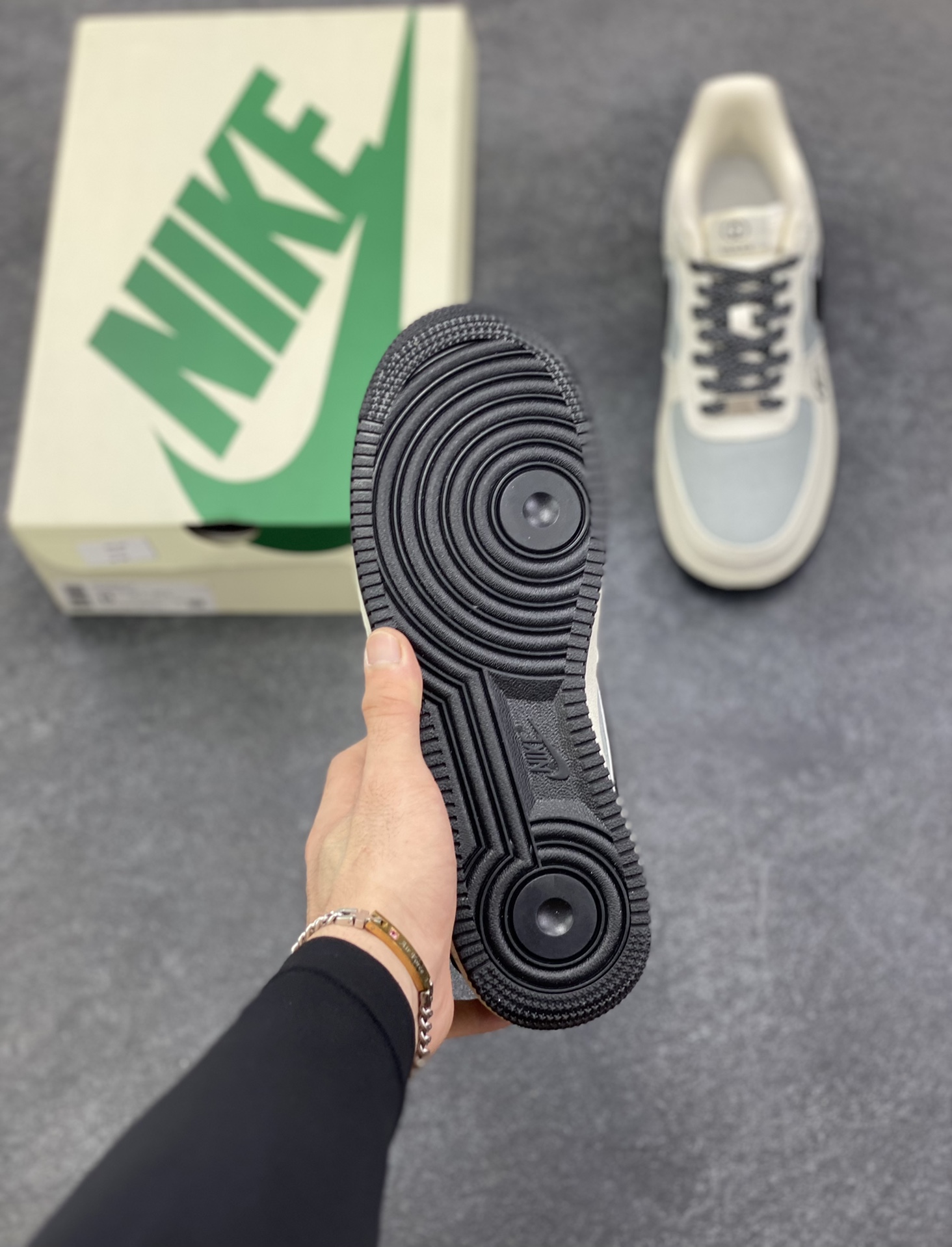 图片[5]-NIke Air Force 1 \’07 Low GUCCI 联名–白灰黑空军一号低帮 运动鞋 休闲鞋 折边针车 防水帆布 工艺难度大 原楦头原纸板 高端定制鞋盒 原厂鞋底 超高清洁度 细节完美 货号：YF9511-808 尺码：36 36.5 37.5 38 38.5 39 40 40.5 41 42 42.5 43 44 44.5 45-选品中心