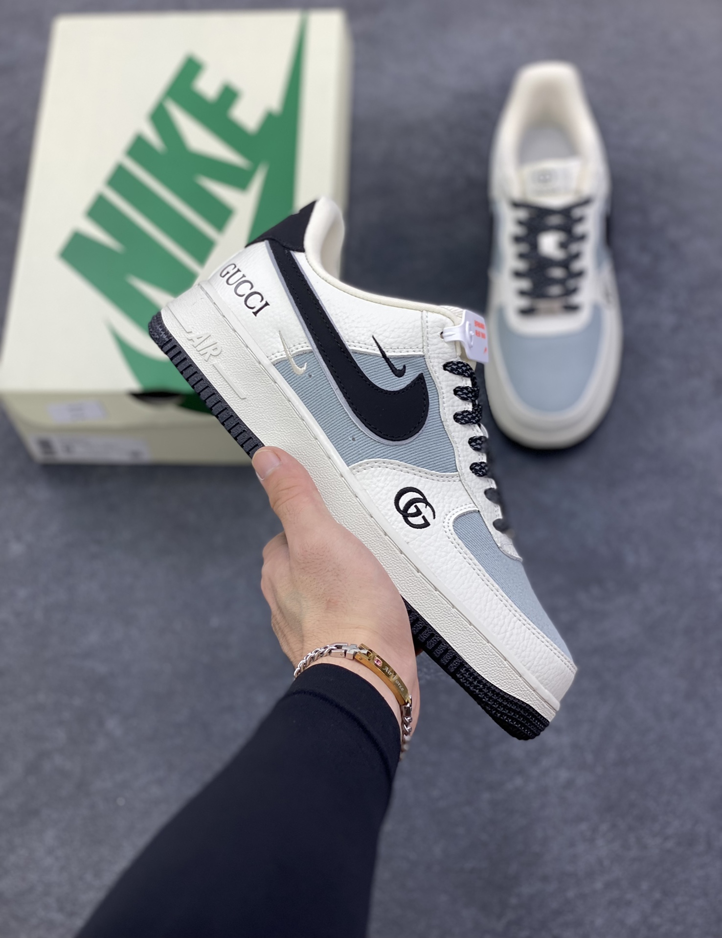 NIke Air Force 1 \’07 Low GUCCI 联名–白灰黑空军一号低帮 运动鞋 休闲鞋 折边针车 防水帆布 工艺难度大 原楦头原纸板 高端定制鞋盒 原厂鞋底 超高清洁度 细节完美 货号:YF9511-808 尺码:36 36.5 37.5 38 38.5 39 40 40.5 41 42 42.5 43 44 44.5 45-选品中心