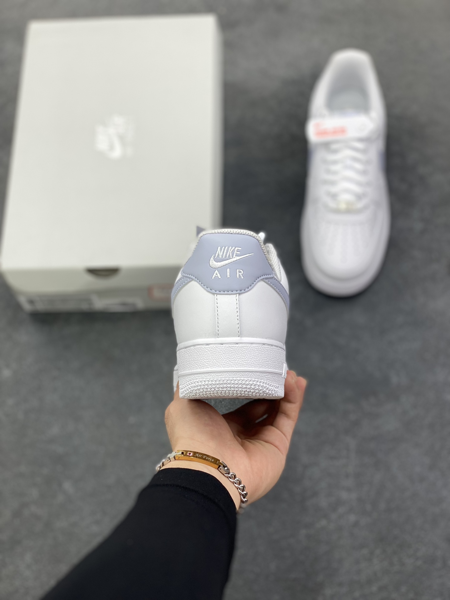 图片[4]-HY版本💯 Nike Air Force 1‘07 Low 白浅灰 空军一号低帮休闲板鞋 原楦头原纸板 打造纯正空军版型#专注外贸渠道 全掌内置蜂窝气垫 #原盒配件 原厂中底钢印、拉帮完美 货号：FJ4146-117 尺码：36 36.5 37.5 38 38.5 39 40 40.5 41 42 42.5 43 44 44.5 45-选品中心