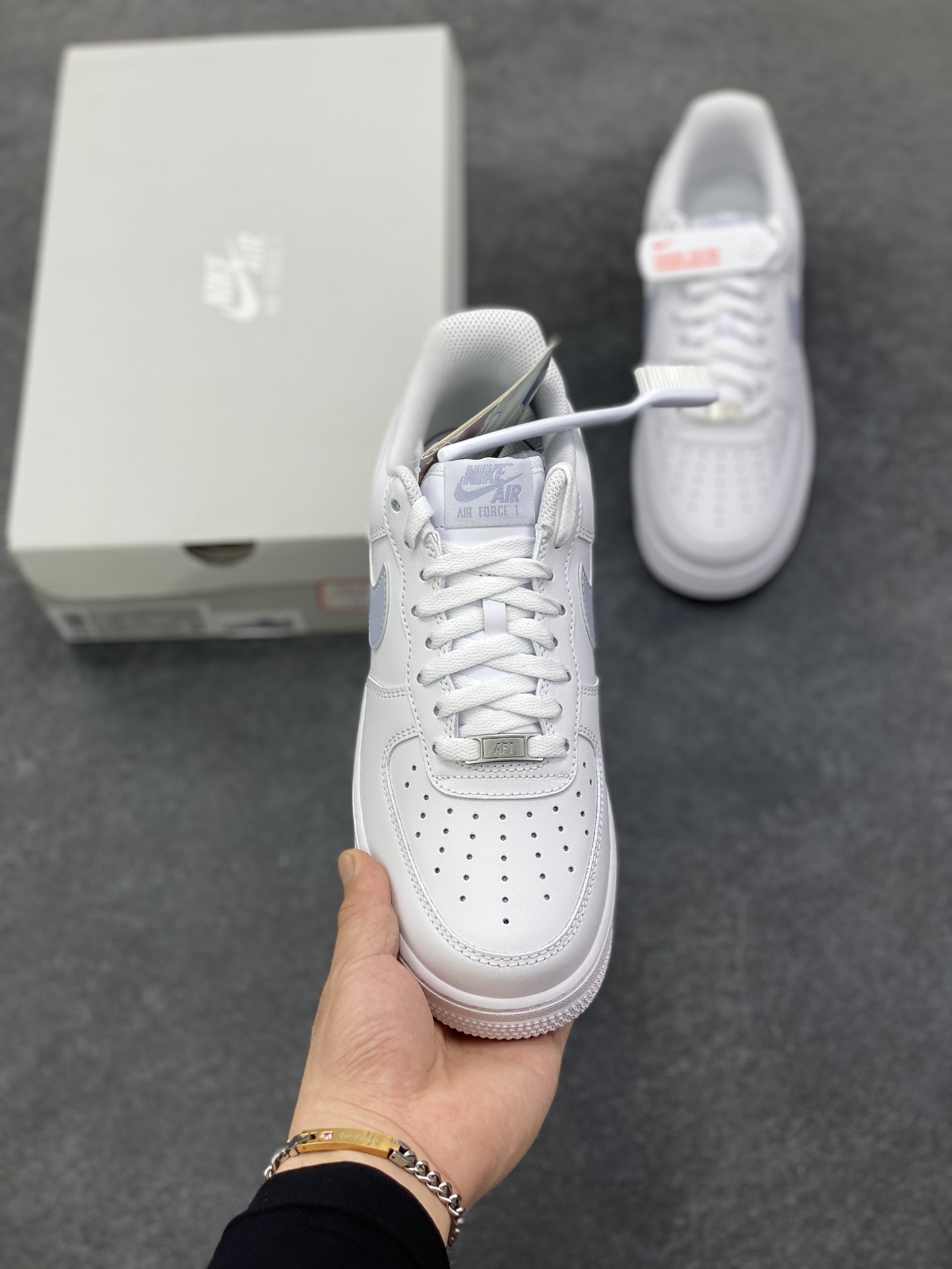图片[2]-HY版本💯 Nike Air Force 1‘07 Low 白浅灰 空军一号低帮休闲板鞋 原楦头原纸板 打造纯正空军版型#专注外贸渠道 全掌内置蜂窝气垫 #原盒配件 原厂中底钢印、拉帮完美 货号：FJ4146-117 尺码：36 36.5 37.5 38 38.5 39 40 40.5 41 42 42.5 43 44 44.5 45-选品中心