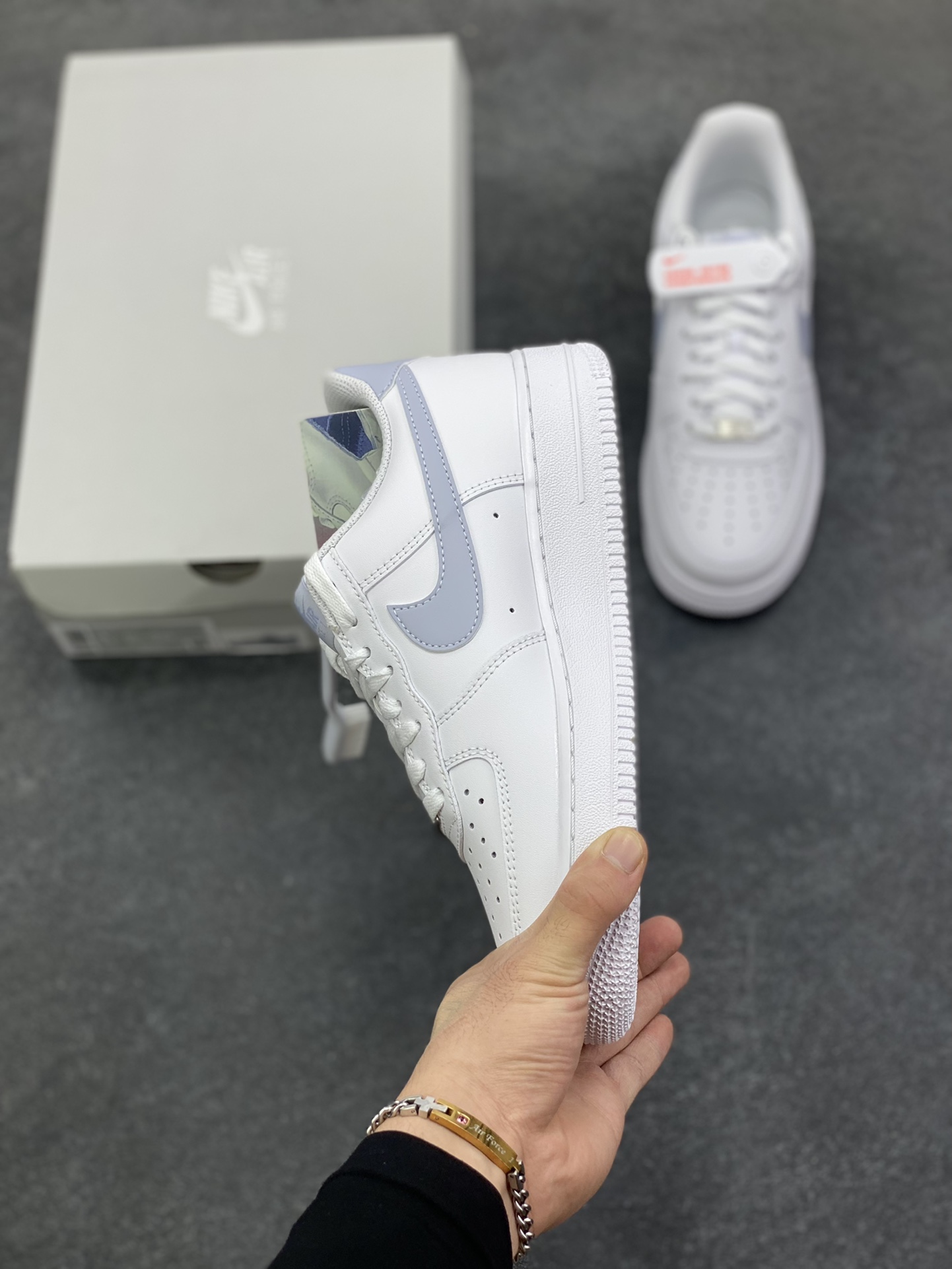 图片[3]-HY版本💯 Nike Air Force 1‘07 Low 白浅灰 空军一号低帮休闲板鞋 原楦头原纸板 打造纯正空军版型#专注外贸渠道 全掌内置蜂窝气垫 #原盒配件 原厂中底钢印、拉帮完美 货号：FJ4146-117 尺码：36 36.5 37.5 38 38.5 39 40 40.5 41 42 42.5 43 44 44.5 45-选品中心