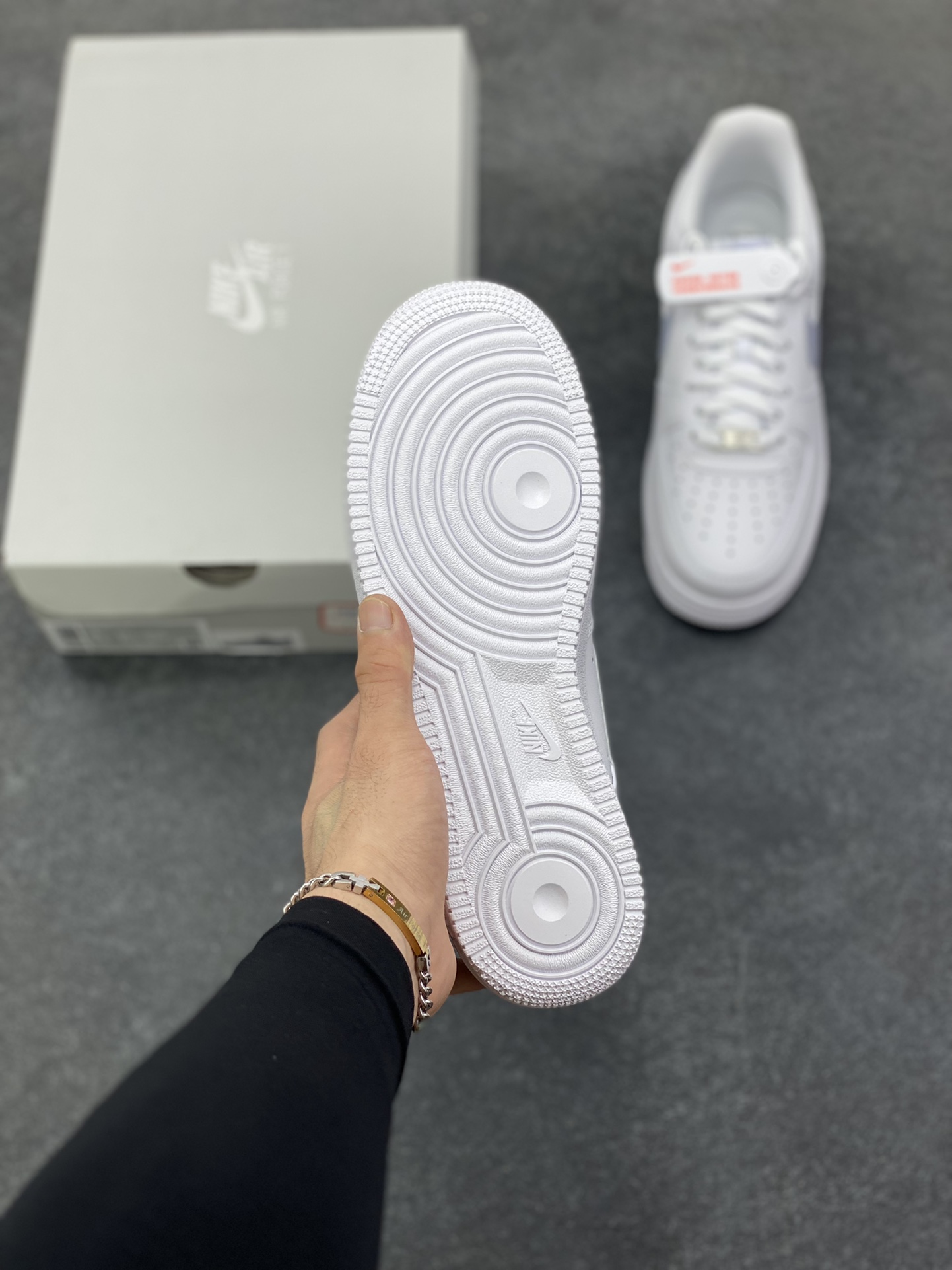 图片[5]-HY版本💯 Nike Air Force 1‘07 Low 白浅灰 空军一号低帮休闲板鞋 原楦头原纸板 打造纯正空军版型#专注外贸渠道 全掌内置蜂窝气垫 #原盒配件 原厂中底钢印、拉帮完美 货号：FJ4146-117 尺码：36 36.5 37.5 38 38.5 39 40 40.5 41 42 42.5 43 44 44.5 45-选品中心