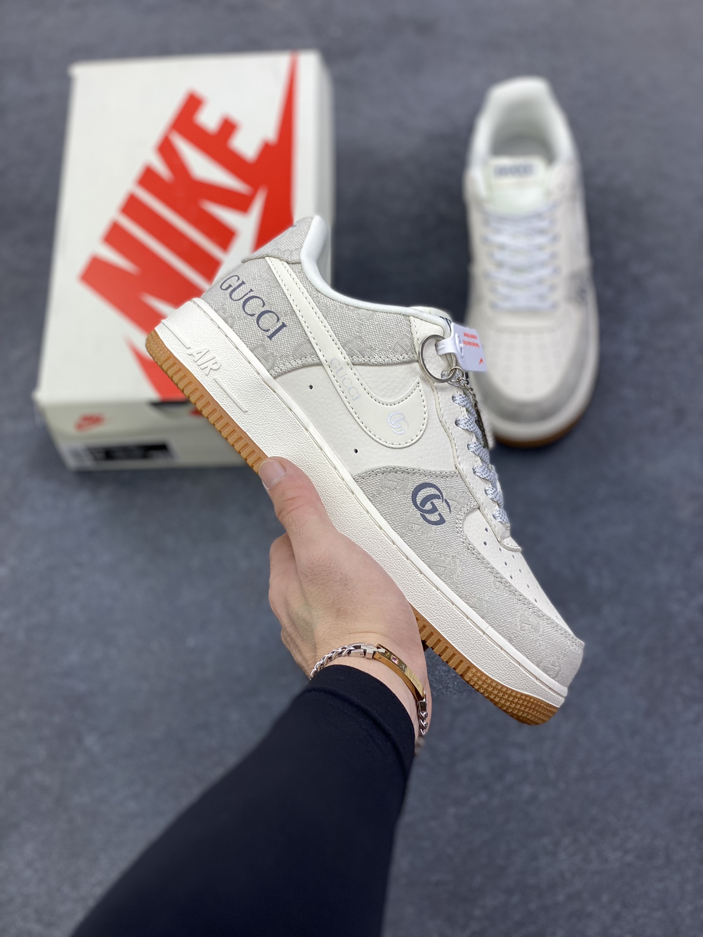 NIke Air Force 1 \’07 Low “古驰联名——烟灰生胶”空军一号 低帮 运动鞋 休闲鞋 折边针车 工艺难度大 原楦头原纸板 原装鞋盒 定制五金配件 内置全掌气垫 原厂鞋底 货号:DK0188-084 尺码:36 36.5 37.5 38 38.5 39 40 40.5 41 42 42.5 43 44 44.5 45-选品中心