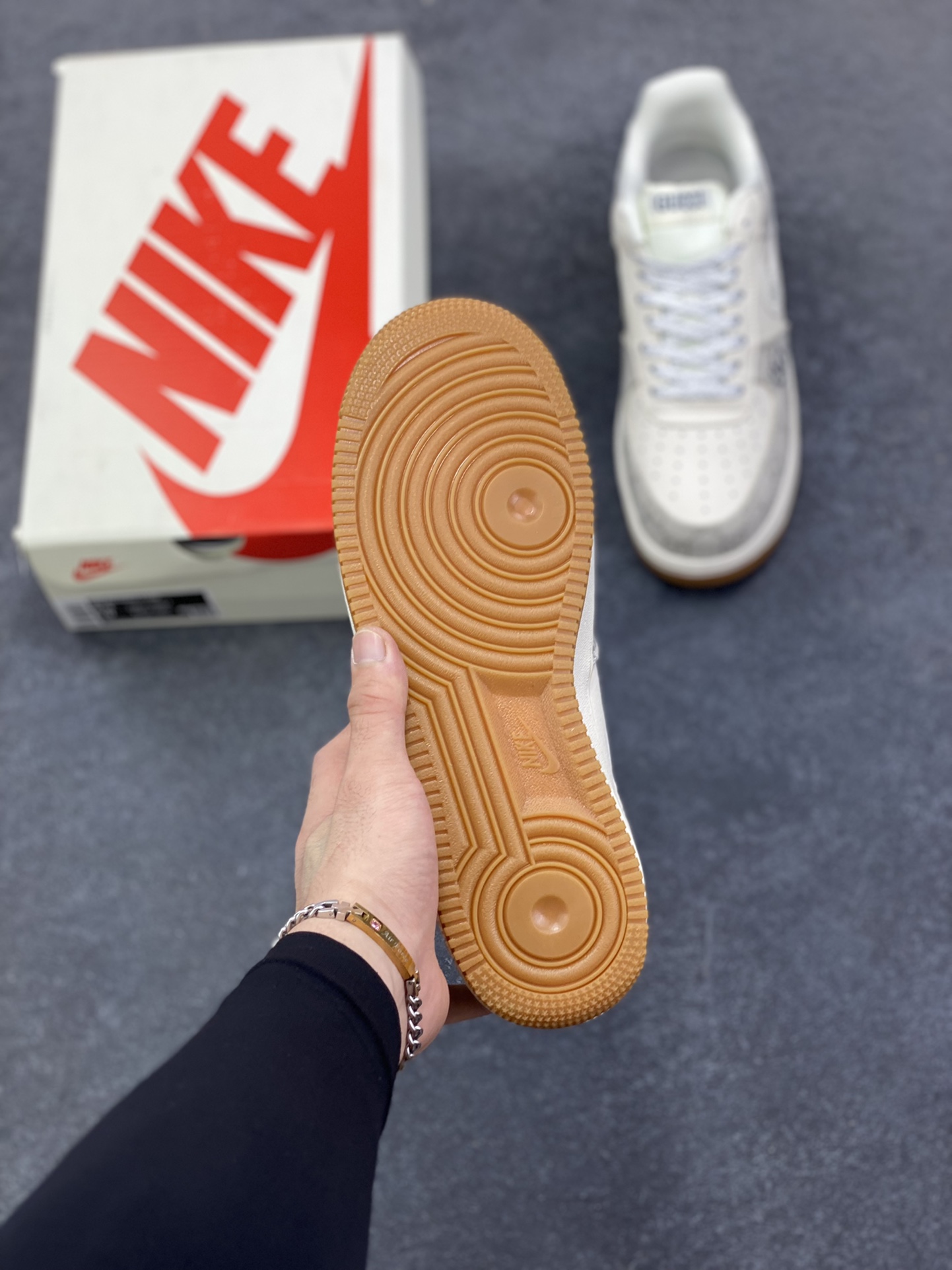 图片[5]-NIke Air Force 1 \’07 Low “古驰联名——烟灰生胶”空军一号 低帮 运动鞋 休闲鞋 折边针车 工艺难度大 原楦头原纸板 原装鞋盒 定制五金配件 内置全掌气垫 原厂鞋底 货号：DK0188-084 尺码：36 36.5 37.5 38 38.5 39 40 40.5 41 42 42.5 43 44 44.5 45-选品中心