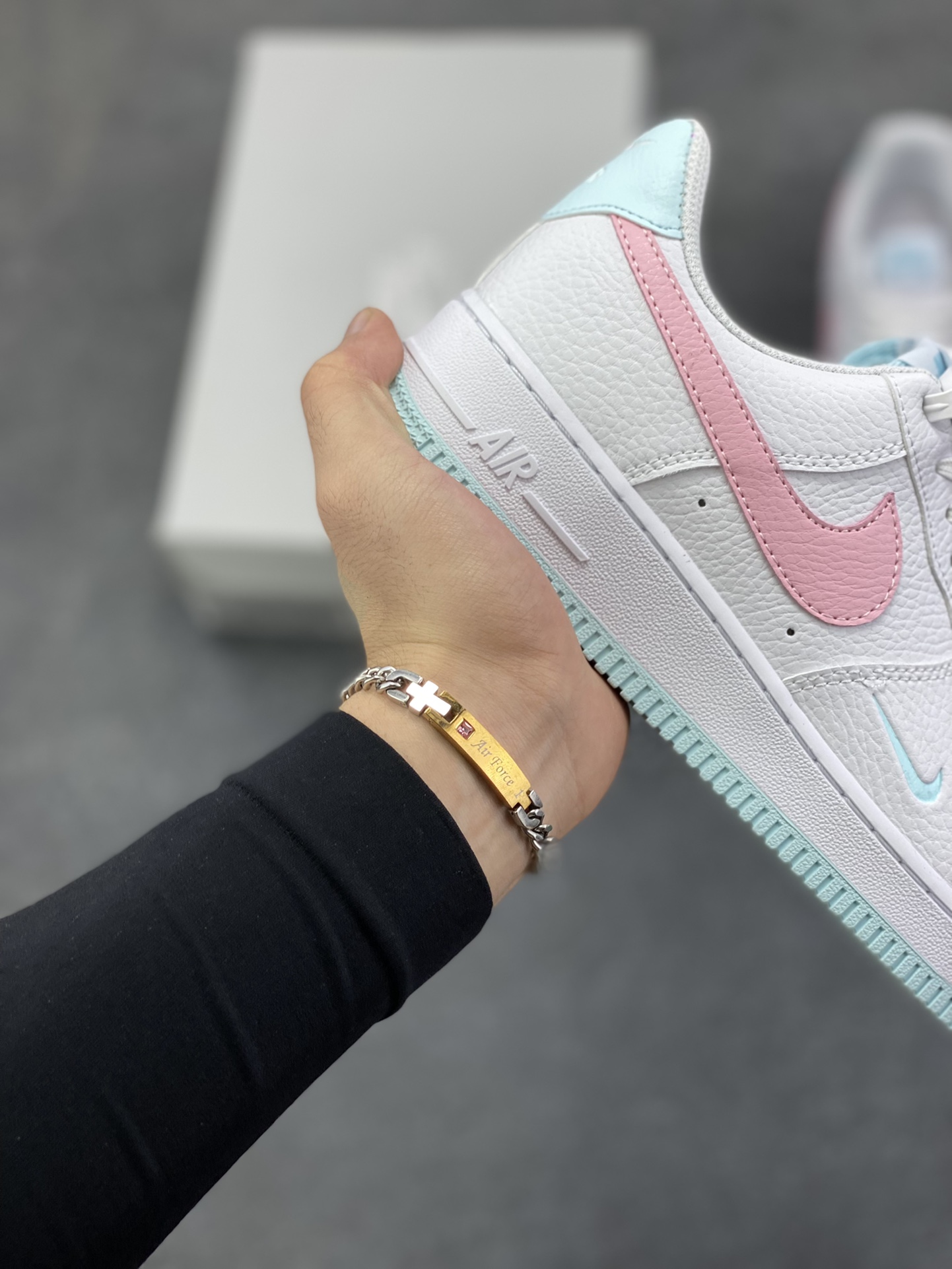 图片[6]-福利特价 Nike Air Force 1 Low 白粉 空军一号低帮运动休闲板鞋 原楦头原纸板 打造纯正空军版型 专注外贸渠道 全掌内置蜂窝气垫 原盒配件 原厂中底钢印、拉帮完美 货号：IH0640-161 尺码：36 36.5 37.5 38 38.5 39 40-选品中心