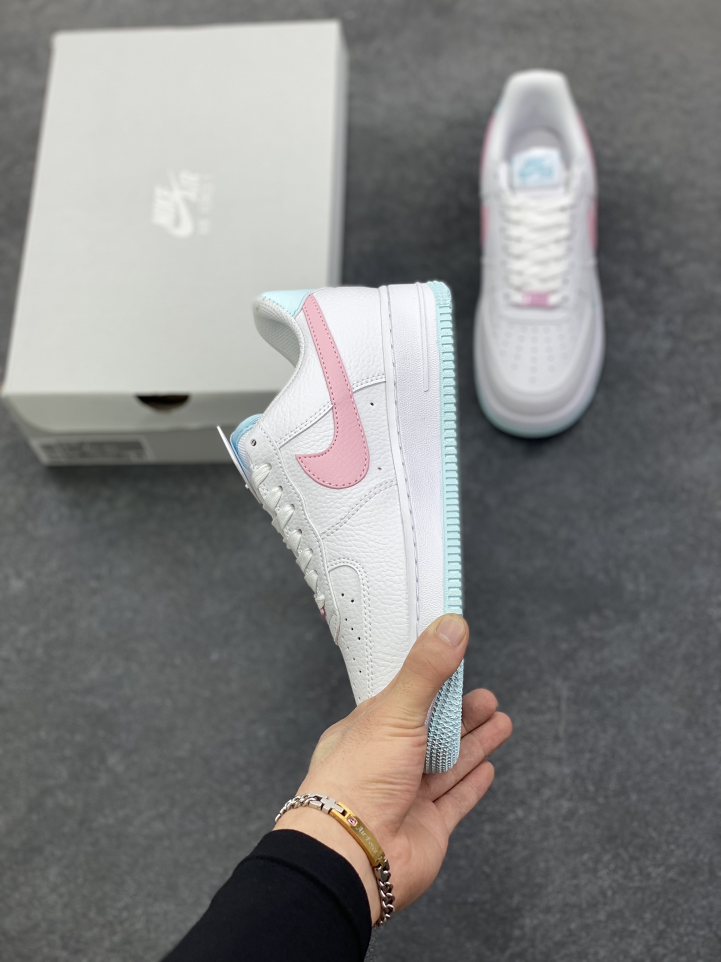 图片[3]-福利特价 Nike Air Force 1 Low 白粉 空军一号低帮运动休闲板鞋 原楦头原纸板 打造纯正空军版型 专注外贸渠道 全掌内置蜂窝气垫 原盒配件 原厂中底钢印、拉帮完美 货号：IH0640-161 尺码：36 36.5 37.5 38 38.5 39 40-选品中心