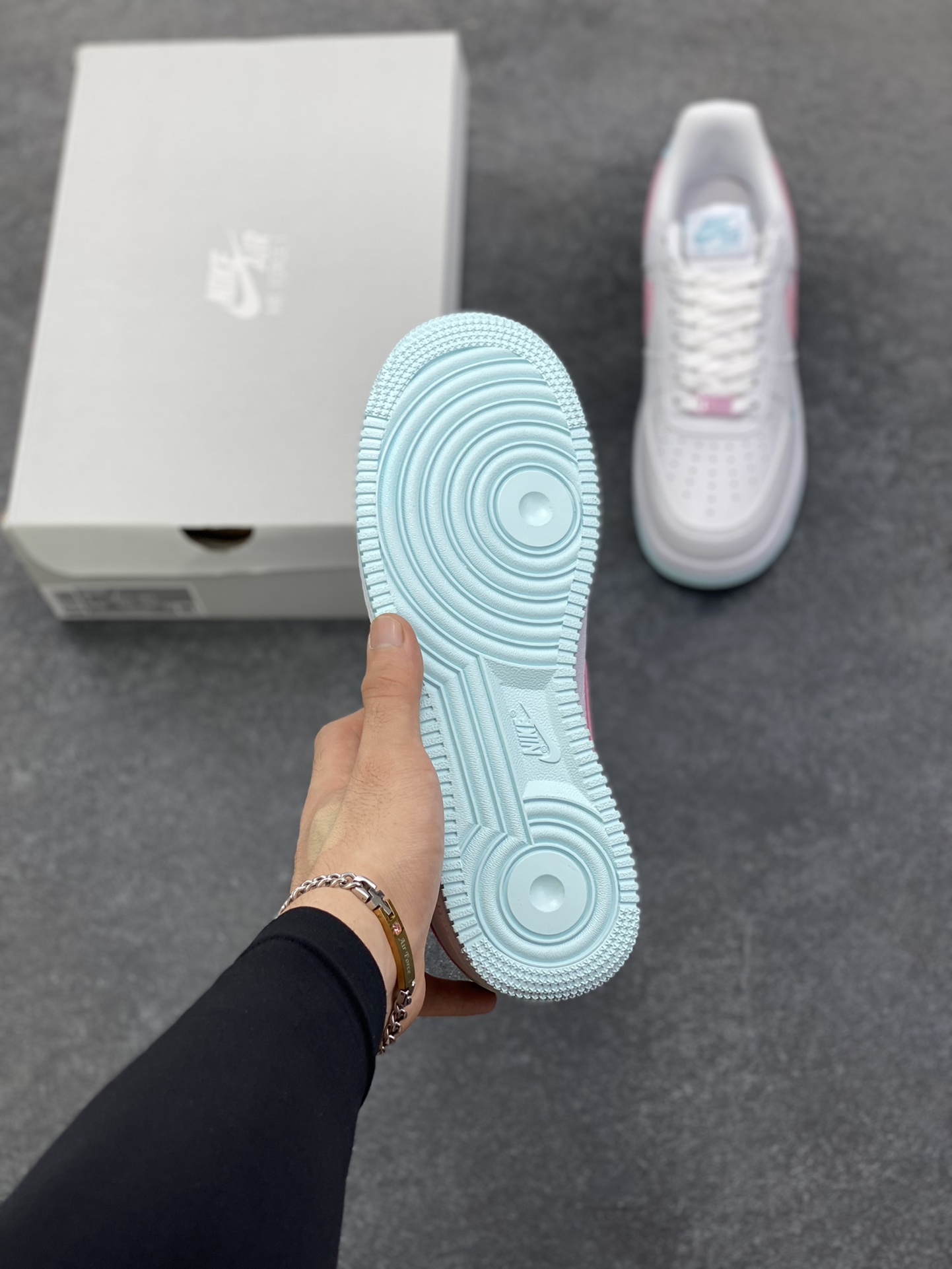 图片[5]-福利特价 Nike Air Force 1 Low 白粉 空军一号低帮运动休闲板鞋 原楦头原纸板 打造纯正空军版型 专注外贸渠道 全掌内置蜂窝气垫 原盒配件 原厂中底钢印、拉帮完美 货号：IH0640-161 尺码：36 36.5 37.5 38 38.5 39 40-选品中心