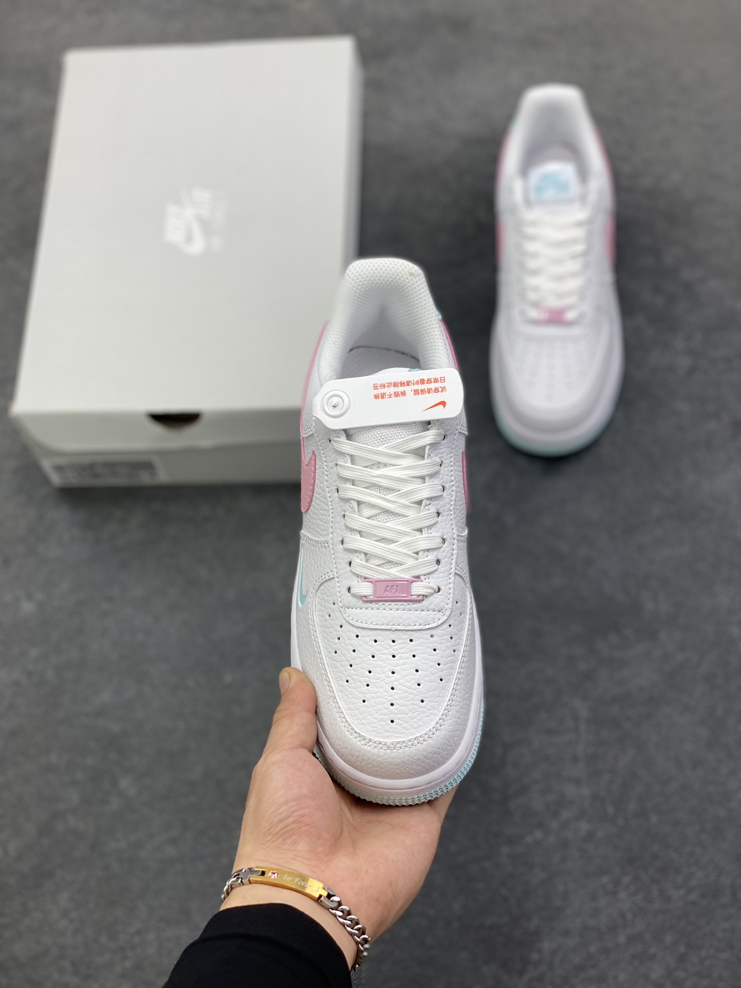 图片[2]-福利特价 Nike Air Force 1 Low 白粉 空军一号低帮运动休闲板鞋 原楦头原纸板 打造纯正空军版型 专注外贸渠道 全掌内置蜂窝气垫 原盒配件 原厂中底钢印、拉帮完美 货号：IH0640-161 尺码：36 36.5 37.5 38 38.5 39 40-选品中心