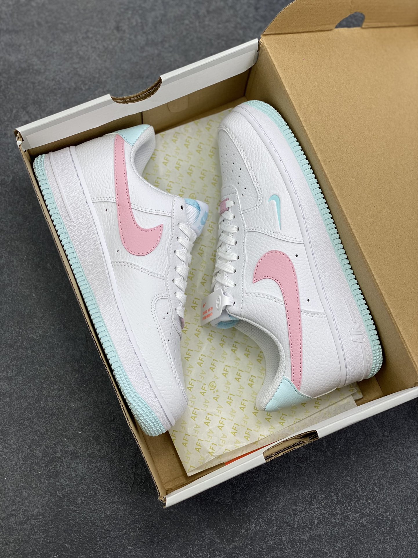 图片[9]-福利特价 Nike Air Force 1 Low 白粉 空军一号低帮运动休闲板鞋 原楦头原纸板 打造纯正空军版型 专注外贸渠道 全掌内置蜂窝气垫 原盒配件 原厂中底钢印、拉帮完美 货号：IH0640-161 尺码：36 36.5 37.5 38 38.5 39 40-选品中心